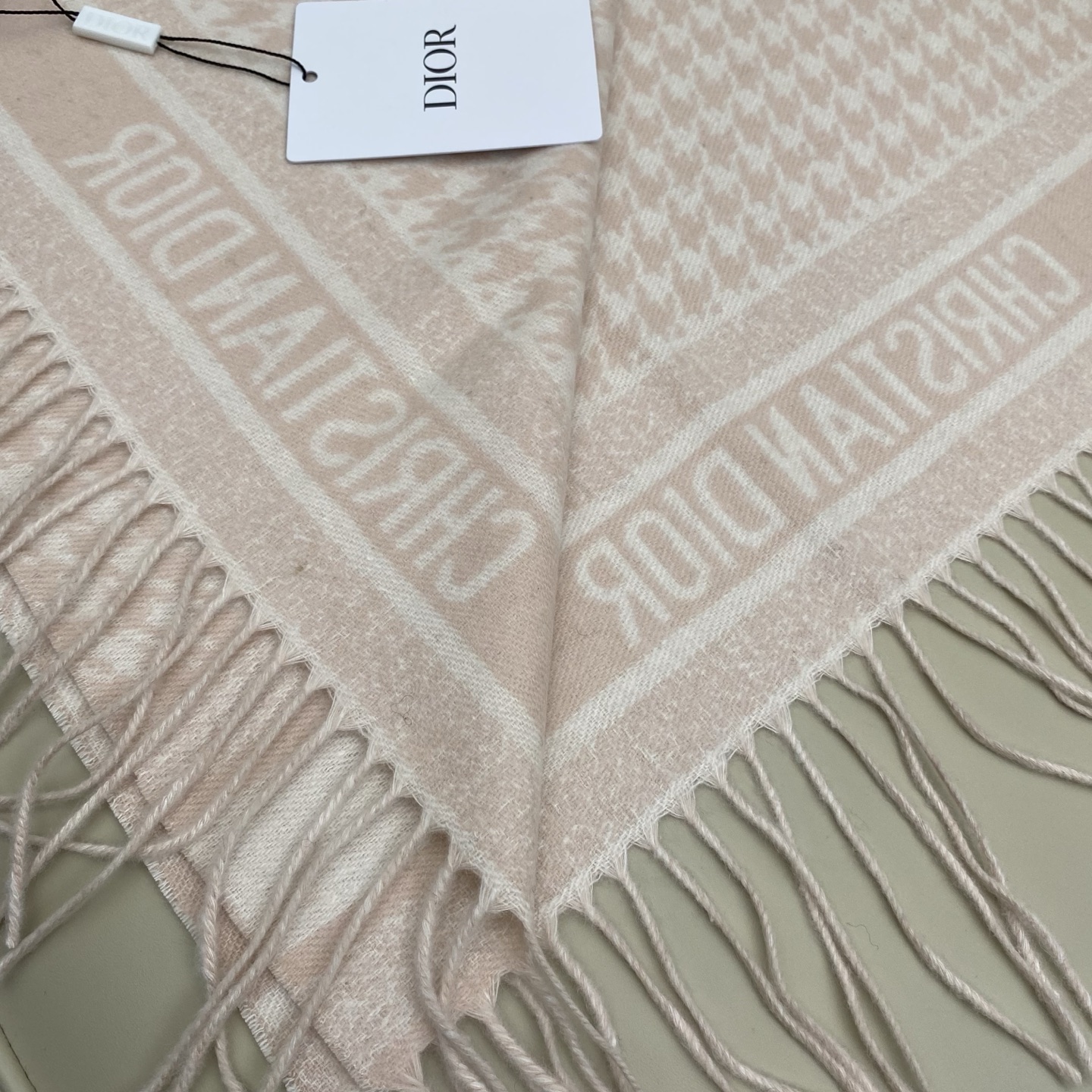 CD千鸟格围巾 经典力作 黑白千鸟格双面羊绒羊毛围巾 精纺质地 手感柔软原版原标 男女可用 好搭配无需多