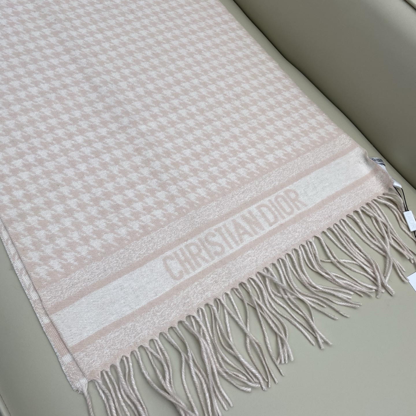 CD千鸟格围巾 经典力作 黑白千鸟格双面羊绒羊毛围巾 精纺质地 手感柔软原版原标 男女可用 好搭配无需多