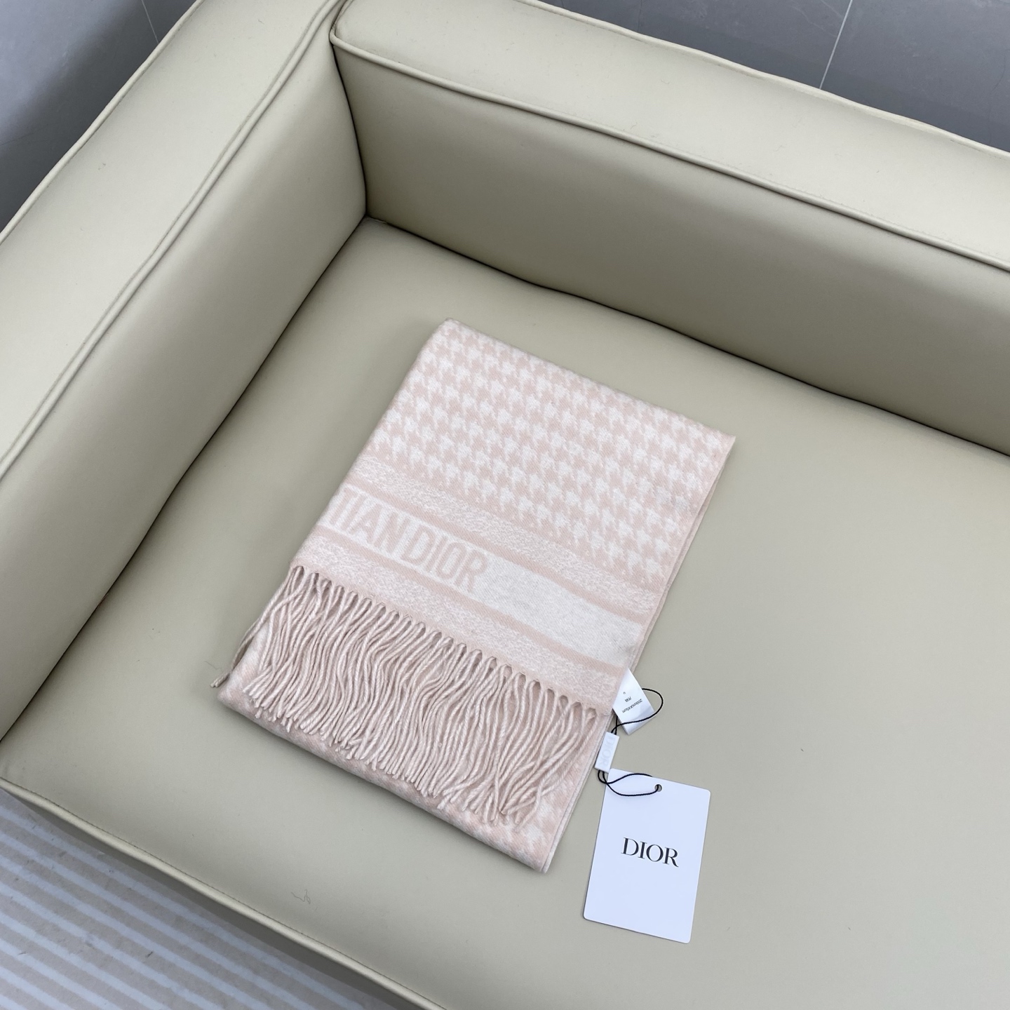 CD千鸟格围巾 经典力作 黑白千鸟格双面羊绒羊毛围巾 精纺质地 手感柔软原版原标 男女可用 好搭配无需多