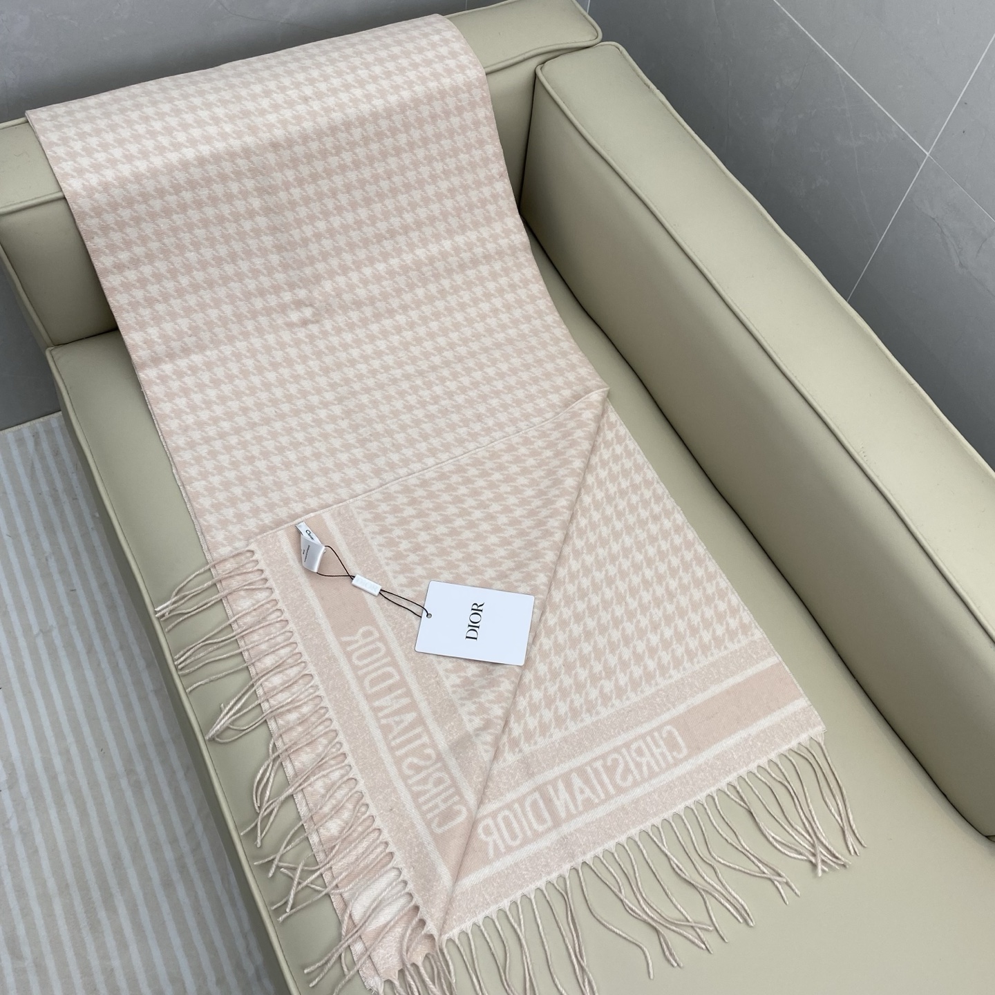 CD千鸟格围巾 经典力作 黑白千鸟格双面羊绒羊毛围巾 精纺质地 手感柔软原版原标 男女可用 好搭配无需多