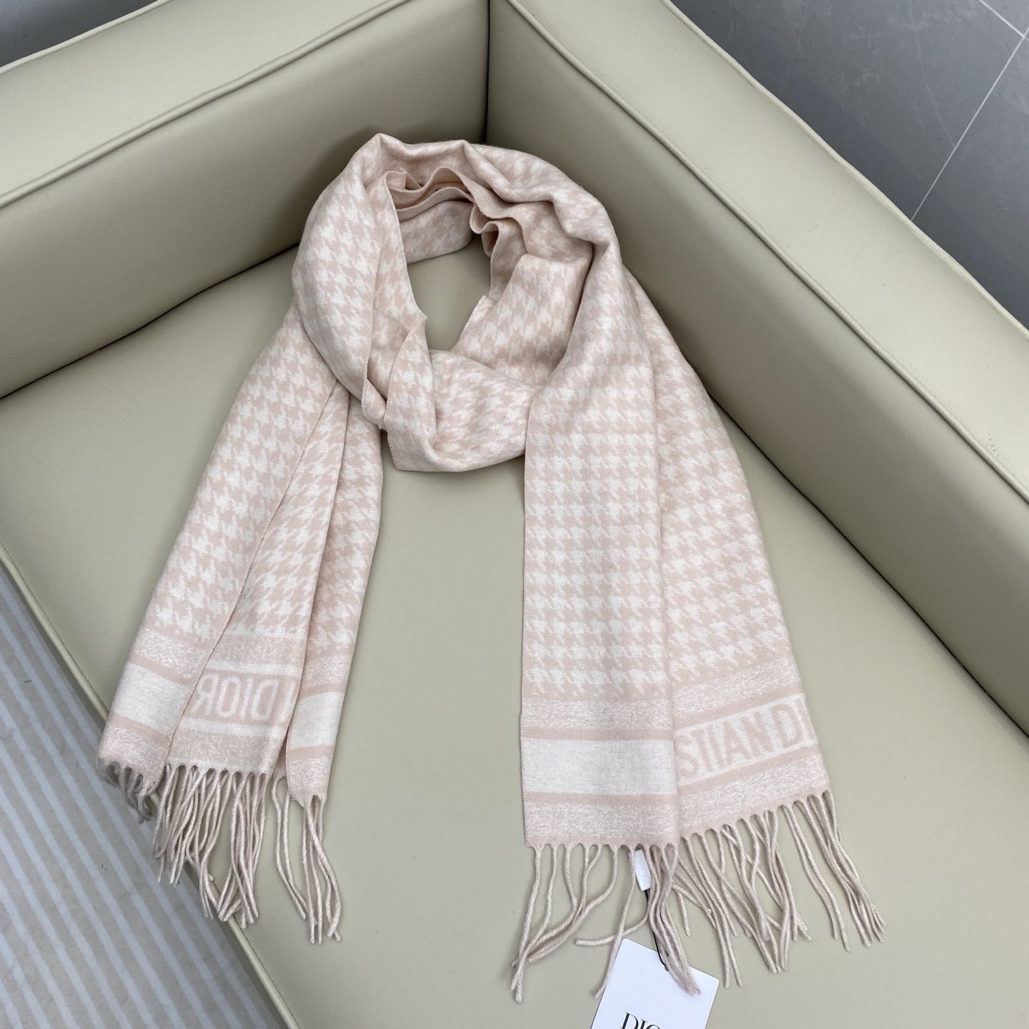 CD千鸟格围巾 经典力作 黑白千鸟格双面羊绒羊毛围巾 精纺质地 手感柔软原版原标 男女可用 好搭配无需多