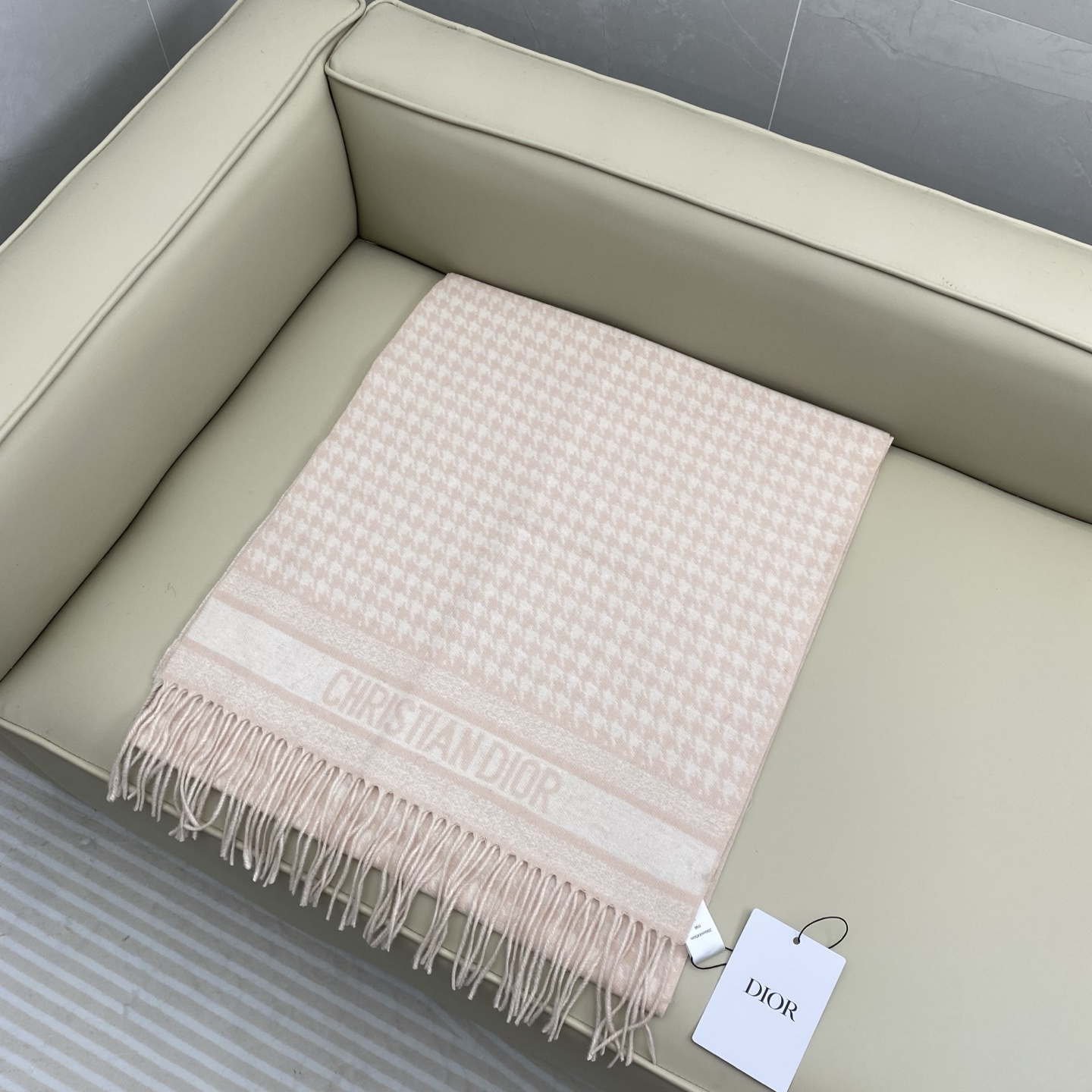 CD千鸟格围巾 经典力作 黑白千鸟格双面羊绒羊毛围巾 精纺质地 手感柔软原版原标 男女可用 好搭配无需多