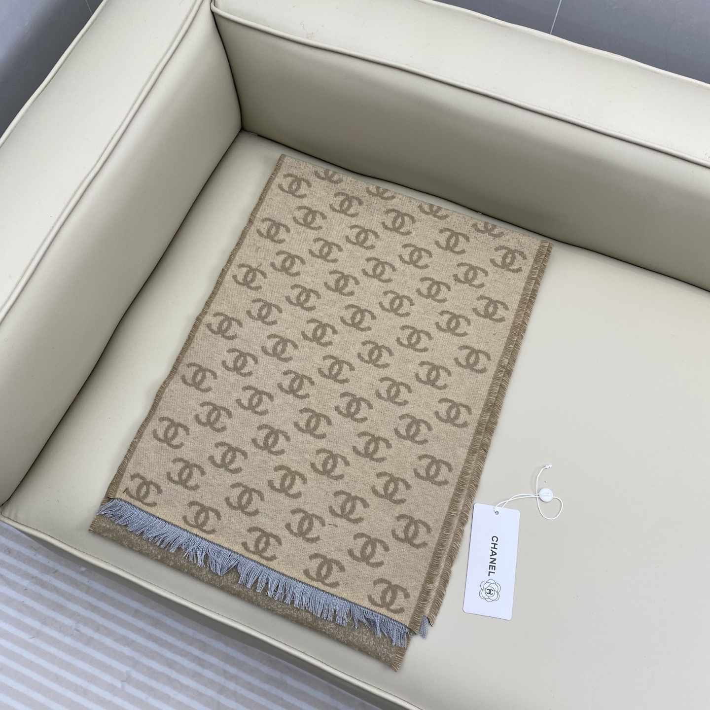 𝐂𝐡𝐚𝐧𝐞𝐥双C满logo渐变围巾 围巾是从双C满印logo逐渐消失变成纯色的过程 不论是满logo还是