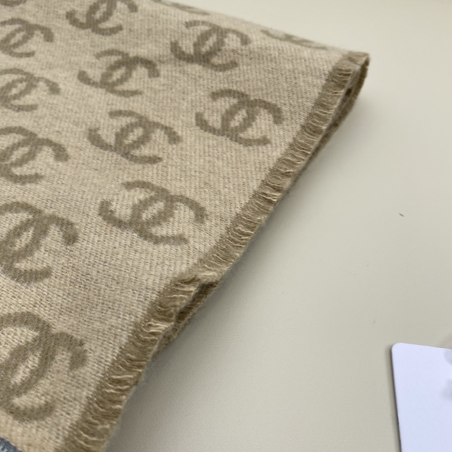 𝐂𝐡𝐚𝐧𝐞𝐥双C满logo渐变围巾 围巾是从双C满印logo逐渐消失变成纯色的过程 不论是满logo还是