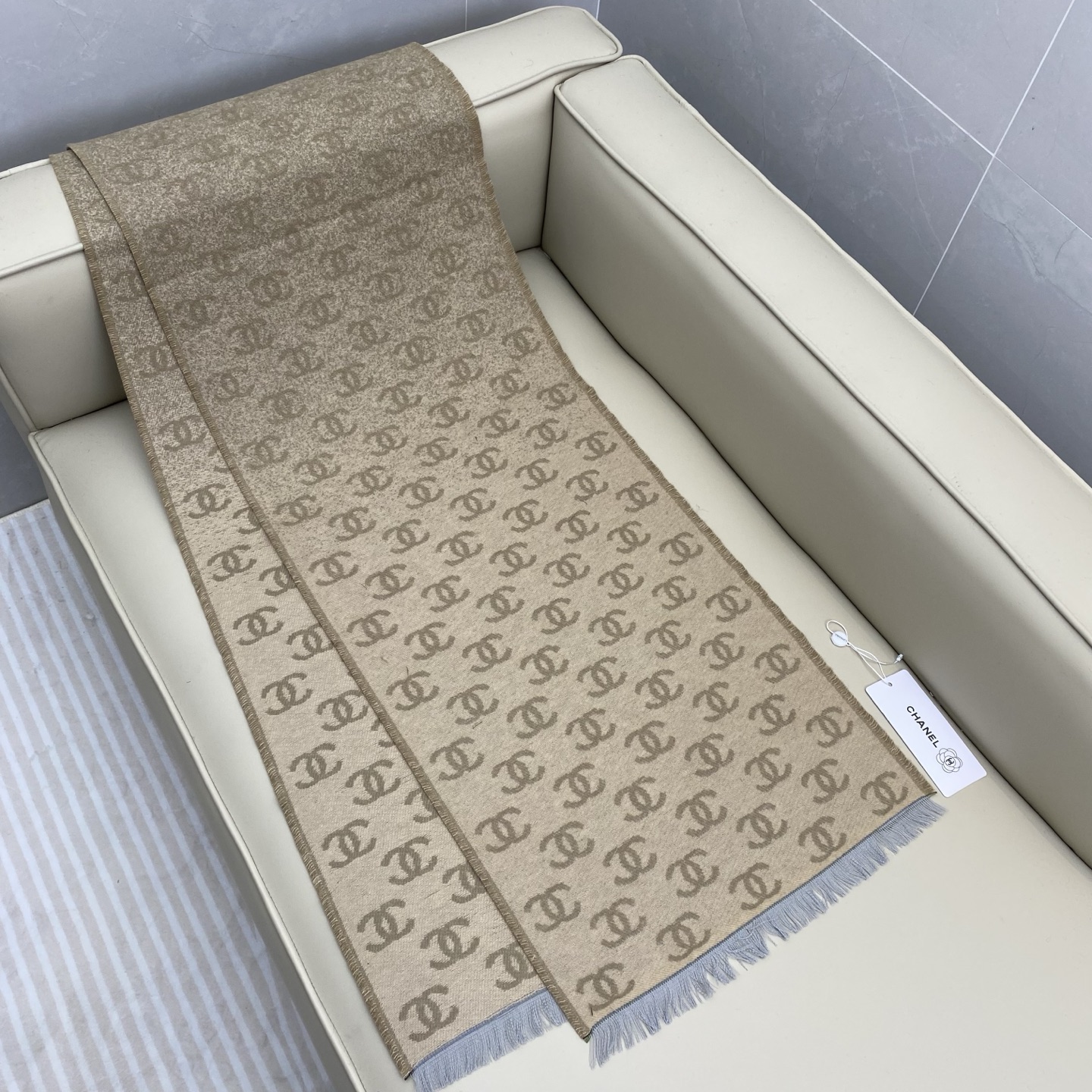 𝐂𝐡𝐚𝐧𝐞𝐥双C满logo渐变围巾 围巾是从双C满印logo逐渐消失变成纯色的过程 不论是满logo还是