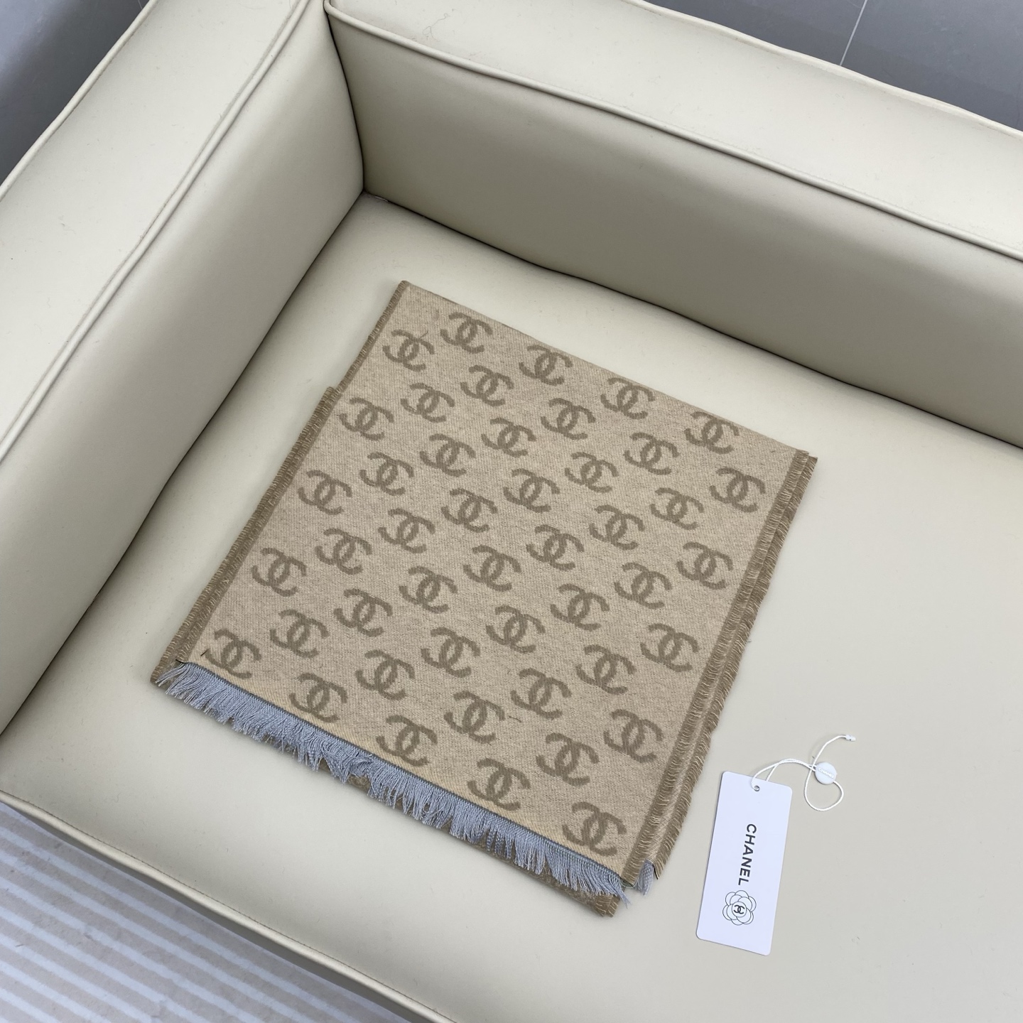 𝐂𝐡𝐚𝐧𝐞𝐥双C满logo渐变围巾 围巾是从双C满印logo逐渐消失变成纯色的过程 不论是满logo还是