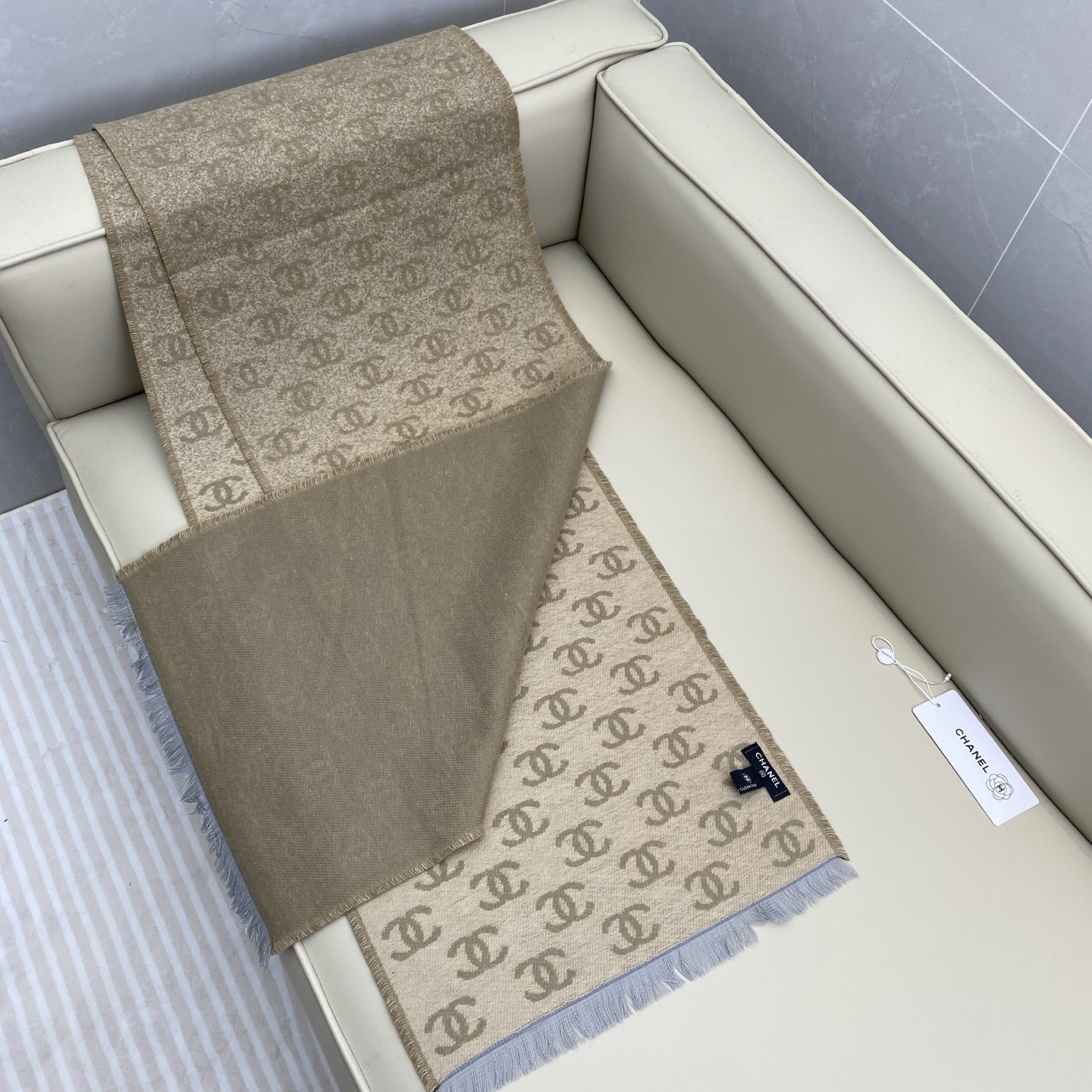 𝐂𝐡𝐚𝐧𝐞𝐥双C满logo渐变围巾 围巾是从双C满印logo逐渐消失变成纯色的过程 不论是满logo还是