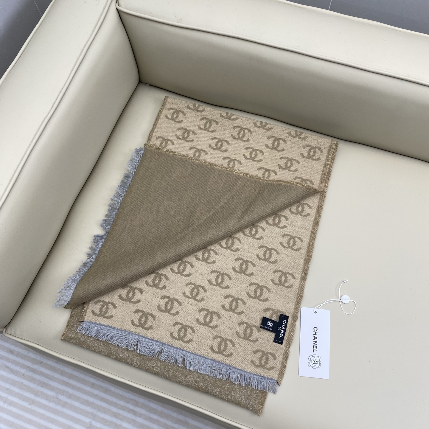 𝐂𝐡𝐚𝐧𝐞𝐥双C满logo渐变围巾 围巾是从双C满印logo逐渐消失变成纯色的过程 不论是满logo还是