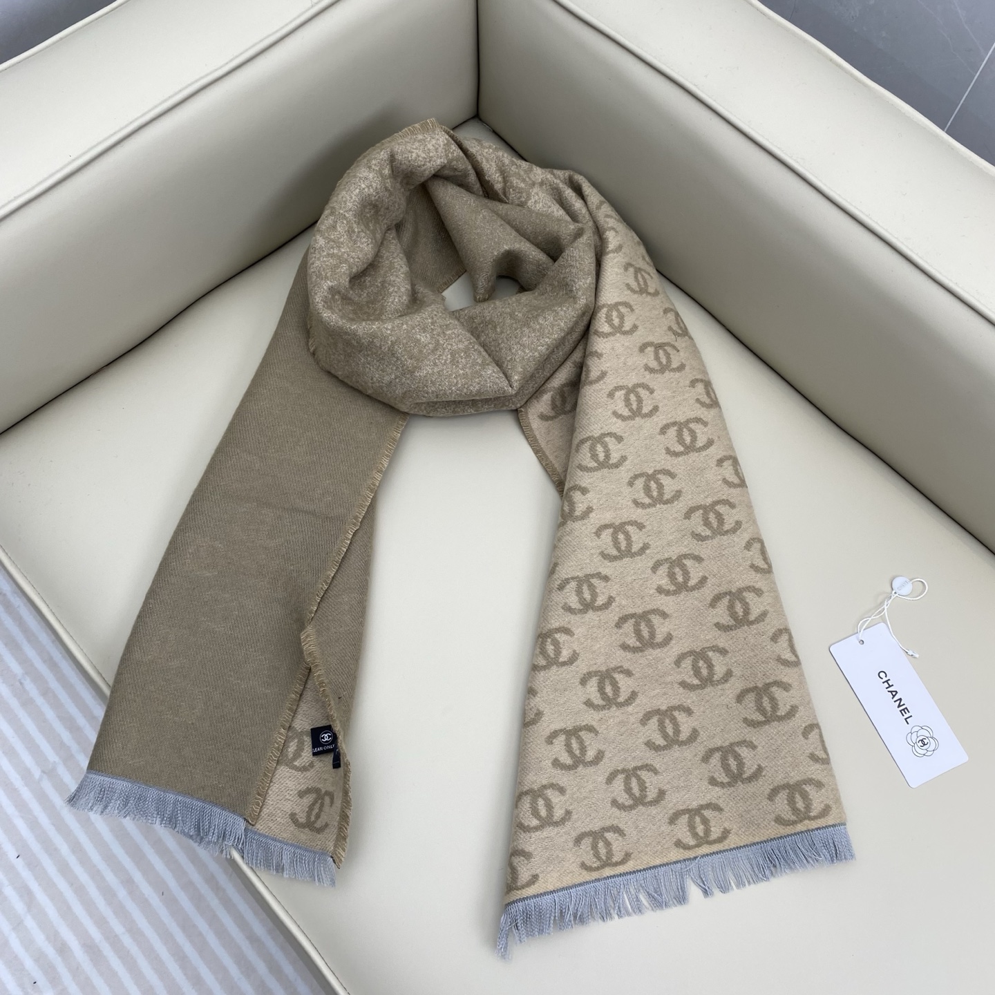 𝐂𝐡𝐚𝐧𝐞𝐥双C满logo渐变围巾 围巾是从双C满印logo逐渐消失变成纯色的过程 不论是满logo还是