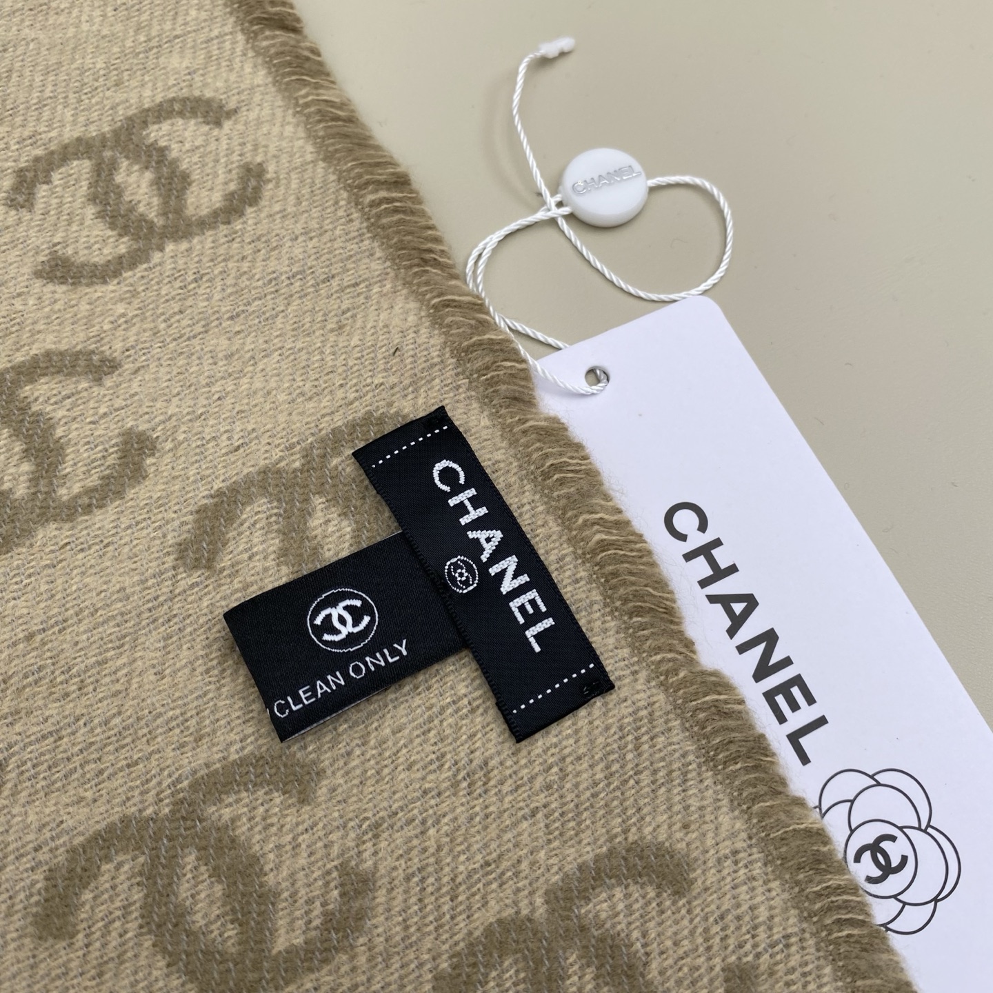 𝐂𝐡𝐚𝐧𝐞𝐥双C满logo渐变围巾 围巾是从双C满印logo逐渐消失变成纯色的过程 不论是满logo还是