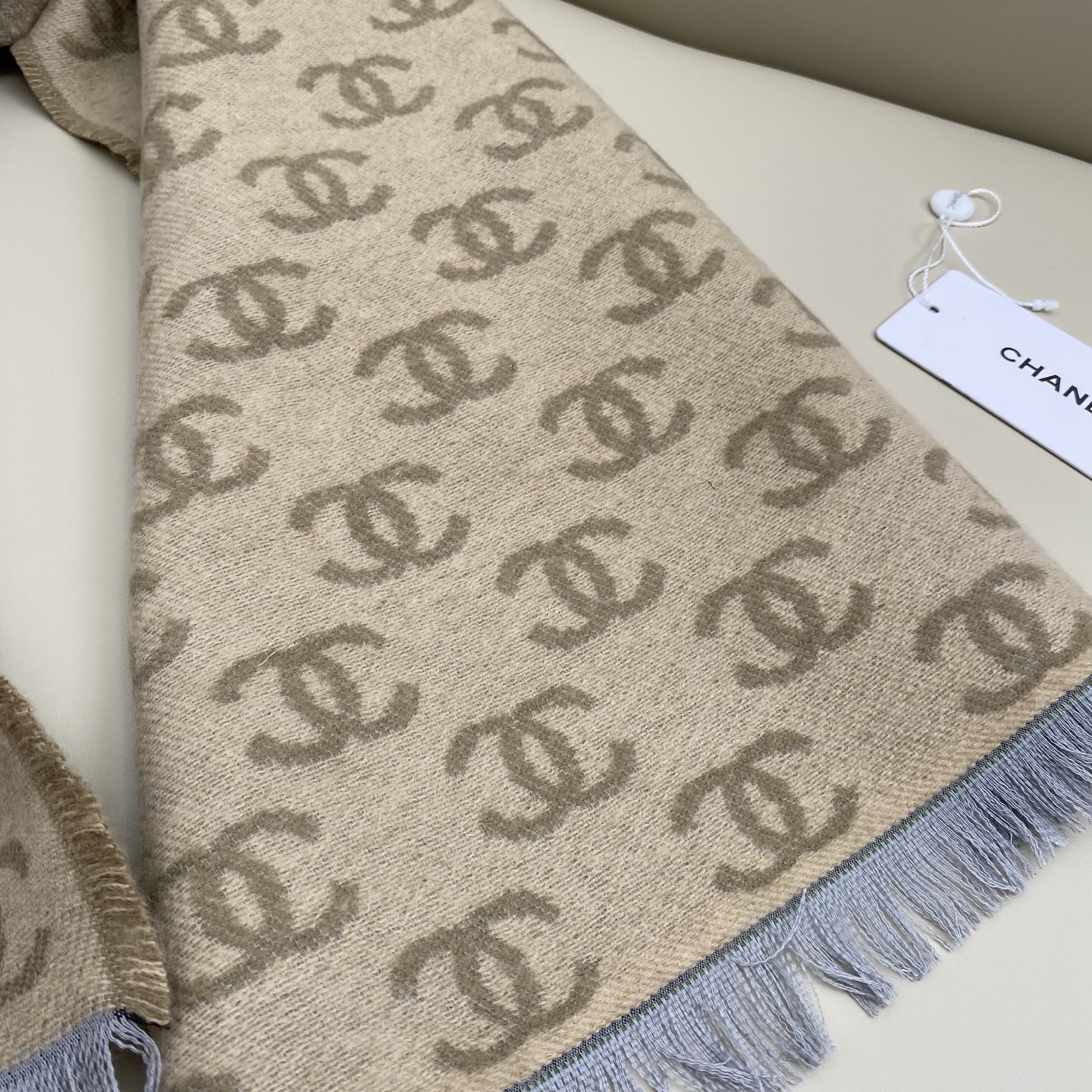 𝐂𝐡𝐚𝐧𝐞𝐥双C满logo渐变围巾 围巾是从双C满印logo逐渐消失变成纯色的过程 不论是满logo还是