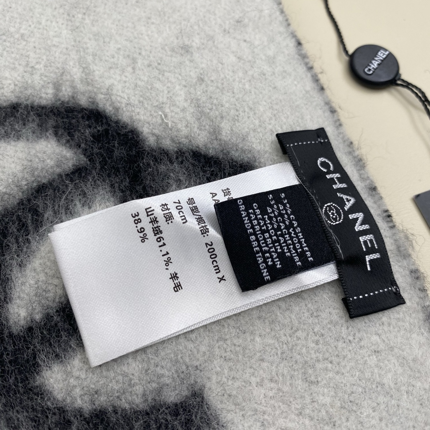 CHANEL(香奈儿)香奶奶25B新款双面羊绒围巾披肩,双面设计,一面奶茶色一面黑色,提花满印经典双C