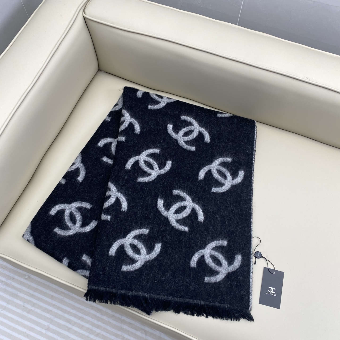 CHANEL(香奈儿)香奶奶25B新款双面羊绒围巾披肩,双面设计,一面奶茶色一面黑色,提花满印经典双C