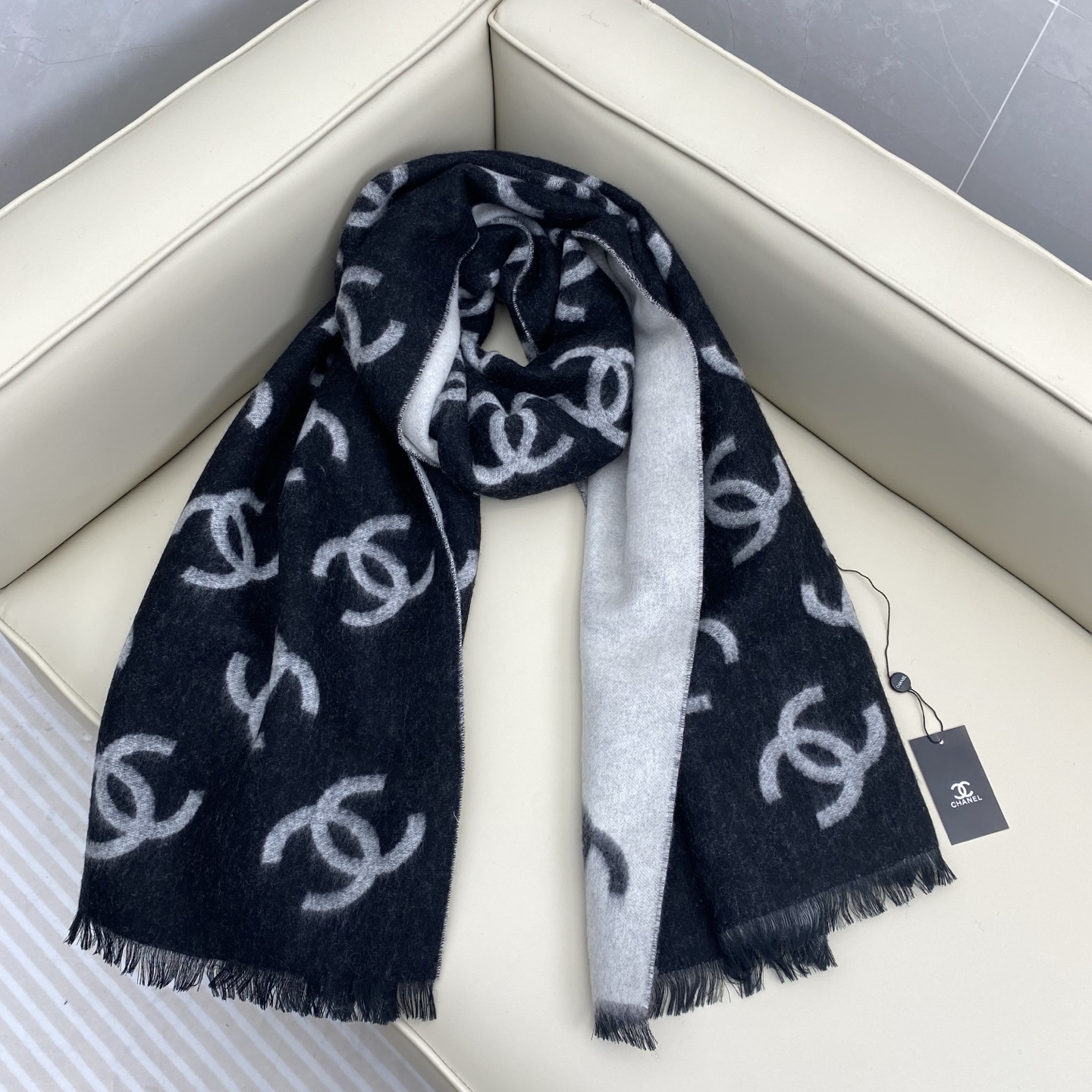 CHANEL(香奈儿)香奶奶25B新款双面羊绒围巾披肩,双面设计,一面奶茶色一面黑色,提花满印经典双C