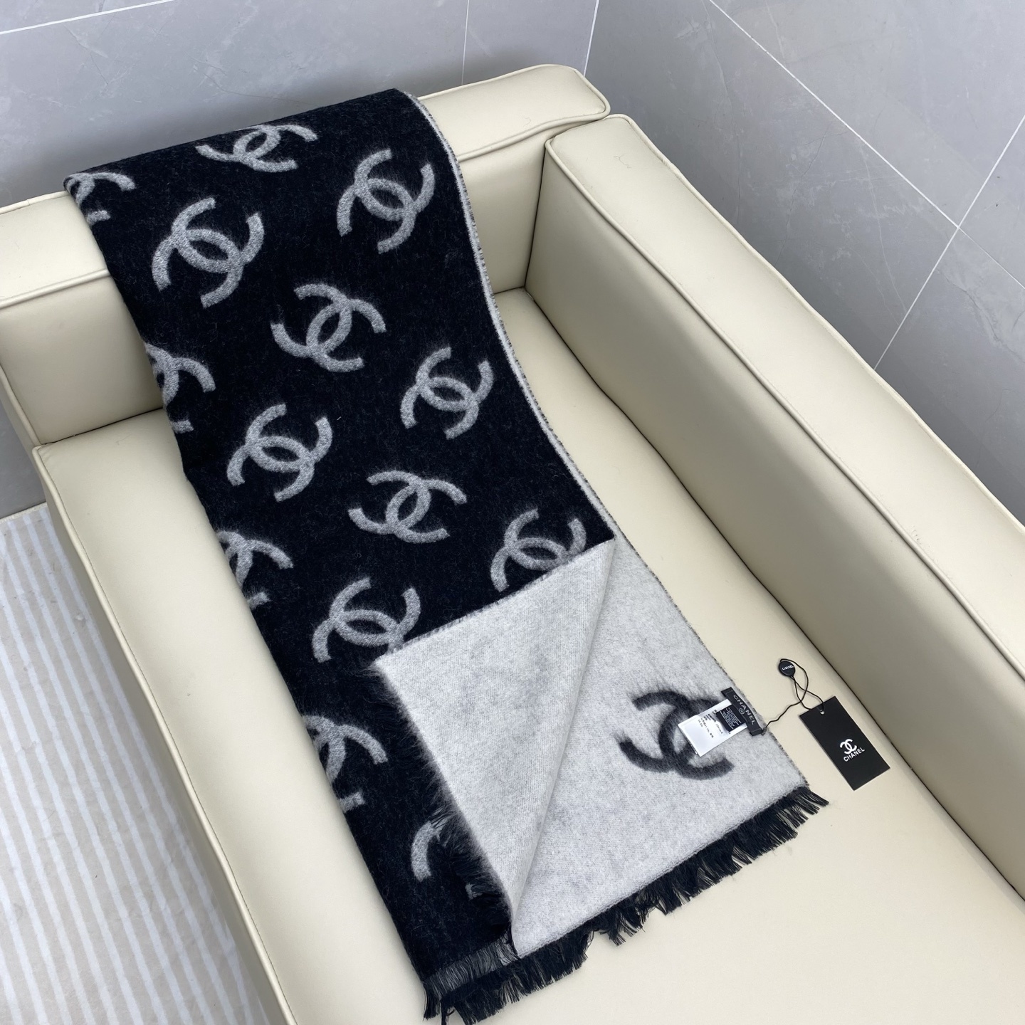 CHANEL(香奈儿)香奶奶25B新款双面羊绒围巾披肩,双面设计,一面奶茶色一面黑色,提花满印经典双C