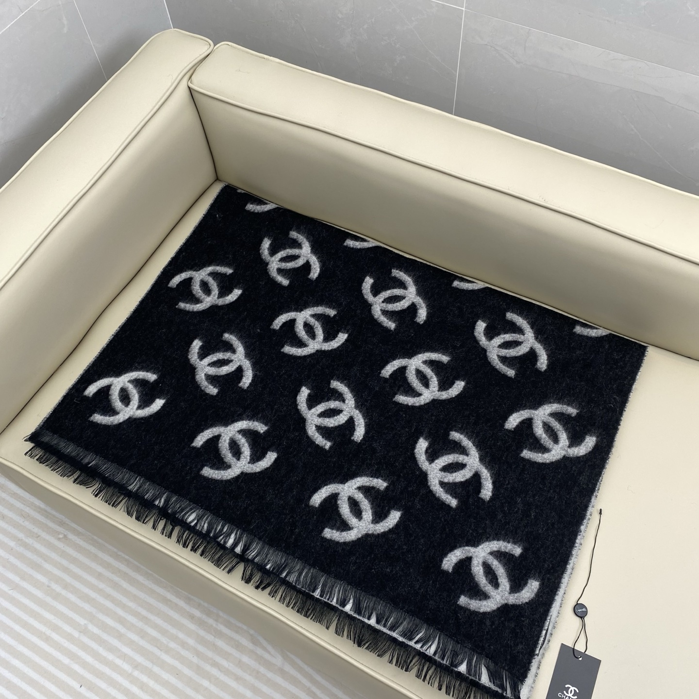 CHANEL(香奈儿)香奶奶25B新款双面羊绒围巾披肩,双面设计,一面奶茶色一面黑色,提花满印经典双C