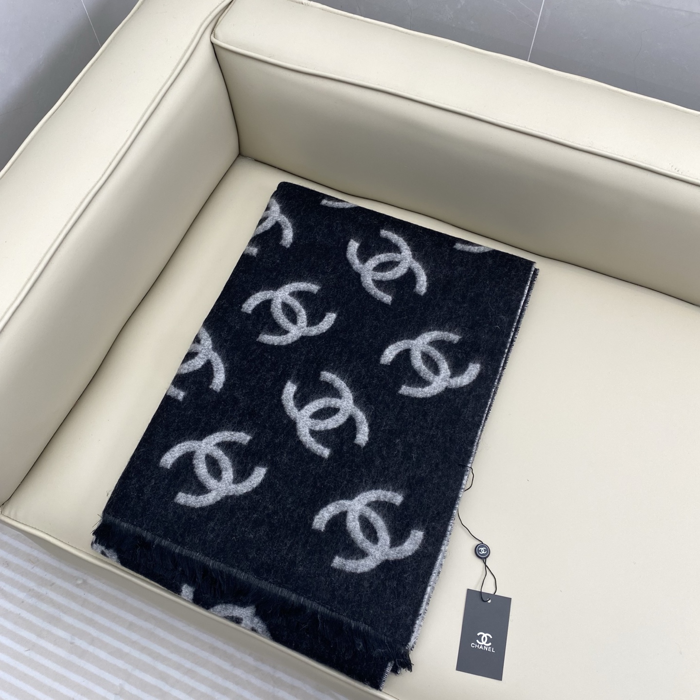 CHANEL（香奈儿）香奶奶25B新款双面羊绒围巾披肩，双面设计，一面奶茶色一面黑色，提花满印经典双C 