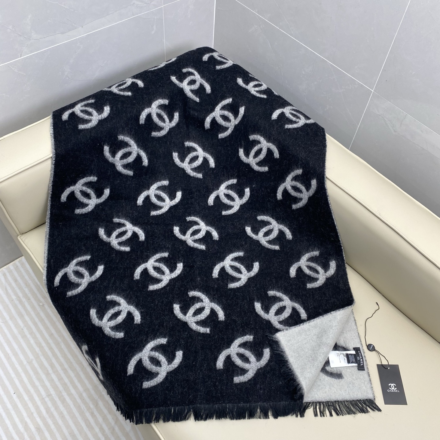 CHANEL(香奈儿)香奶奶25B新款双面羊绒围巾披肩,双面设计,一面奶茶色一面黑色,提花满印经典双C