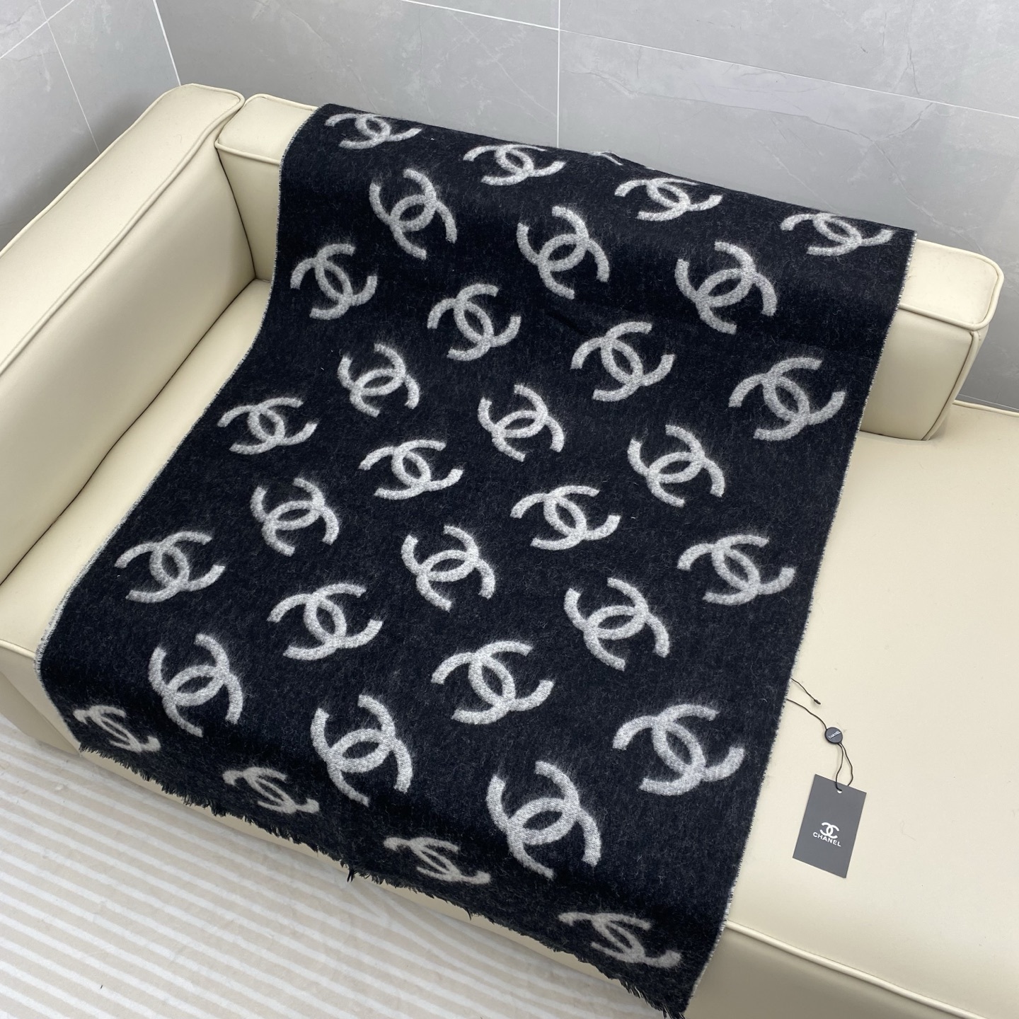 CHANEL(香奈儿)香奶奶25B新款双面羊绒围巾披肩,双面设计,一面奶茶色一面黑色,提花满印经典双C