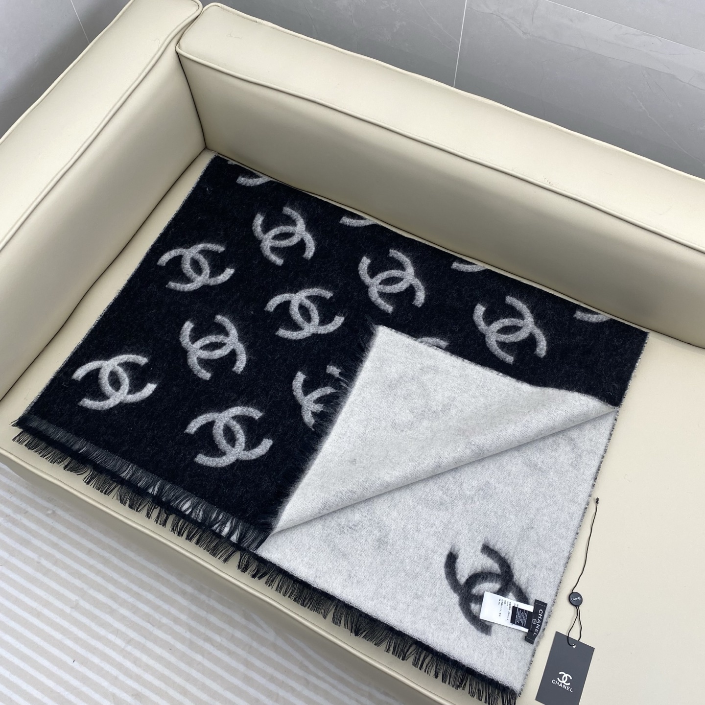 CHANEL(香奈儿)香奶奶25B新款双面羊绒围巾披肩,双面设计,一面奶茶色一面黑色,提花满印经典双C