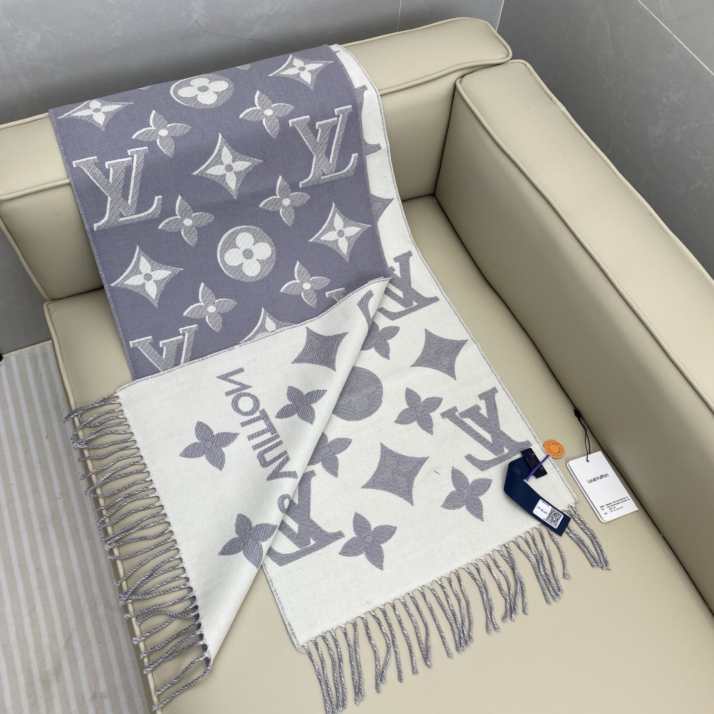 驴牌#【3D立体围巾】经典Monogram 图案以双logo重叠设计呈现瞩目 3D 效果 设计新颖时尚 