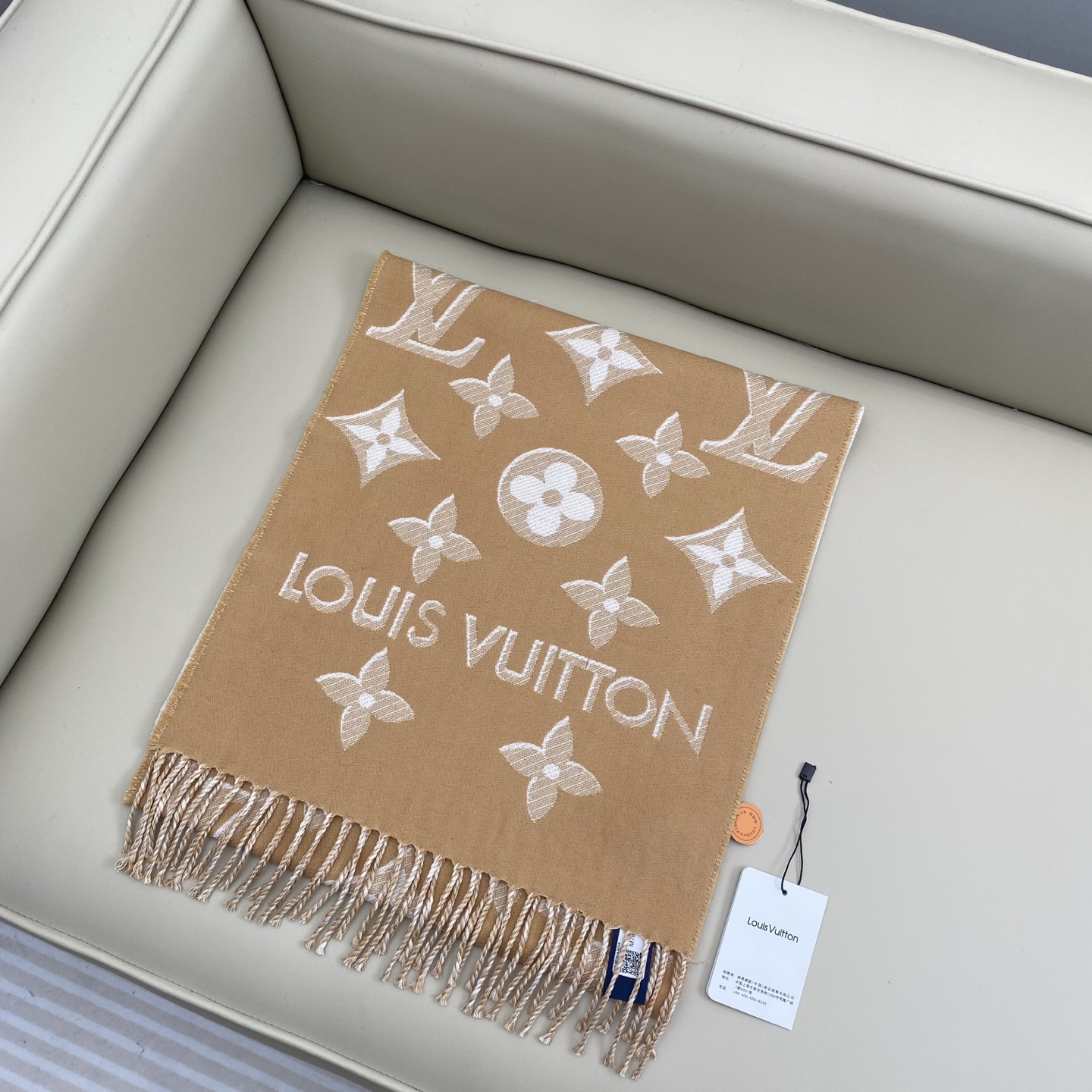 驴牌#【3D立体围巾】经典Monogram 图案以双logo重叠设计呈现瞩目 3D 效果 设计新颖时尚 