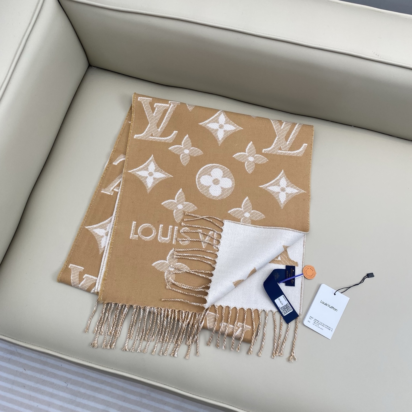 驴牌#【3D立体围巾】经典Monogram 图案以双logo重叠设计呈现瞩目 3D 效果 设计新颖时尚 