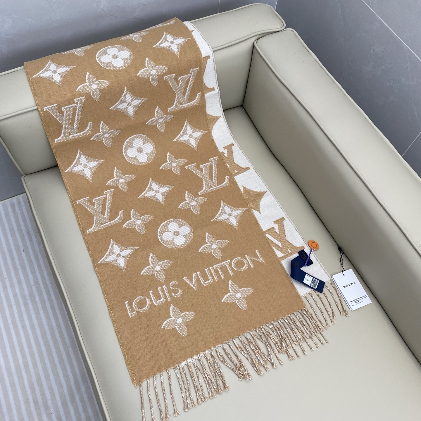 驴牌#【3D立体围巾】经典Monogram 图案以双logo重叠设计呈现瞩目 3D 效果 设计新颖时尚 