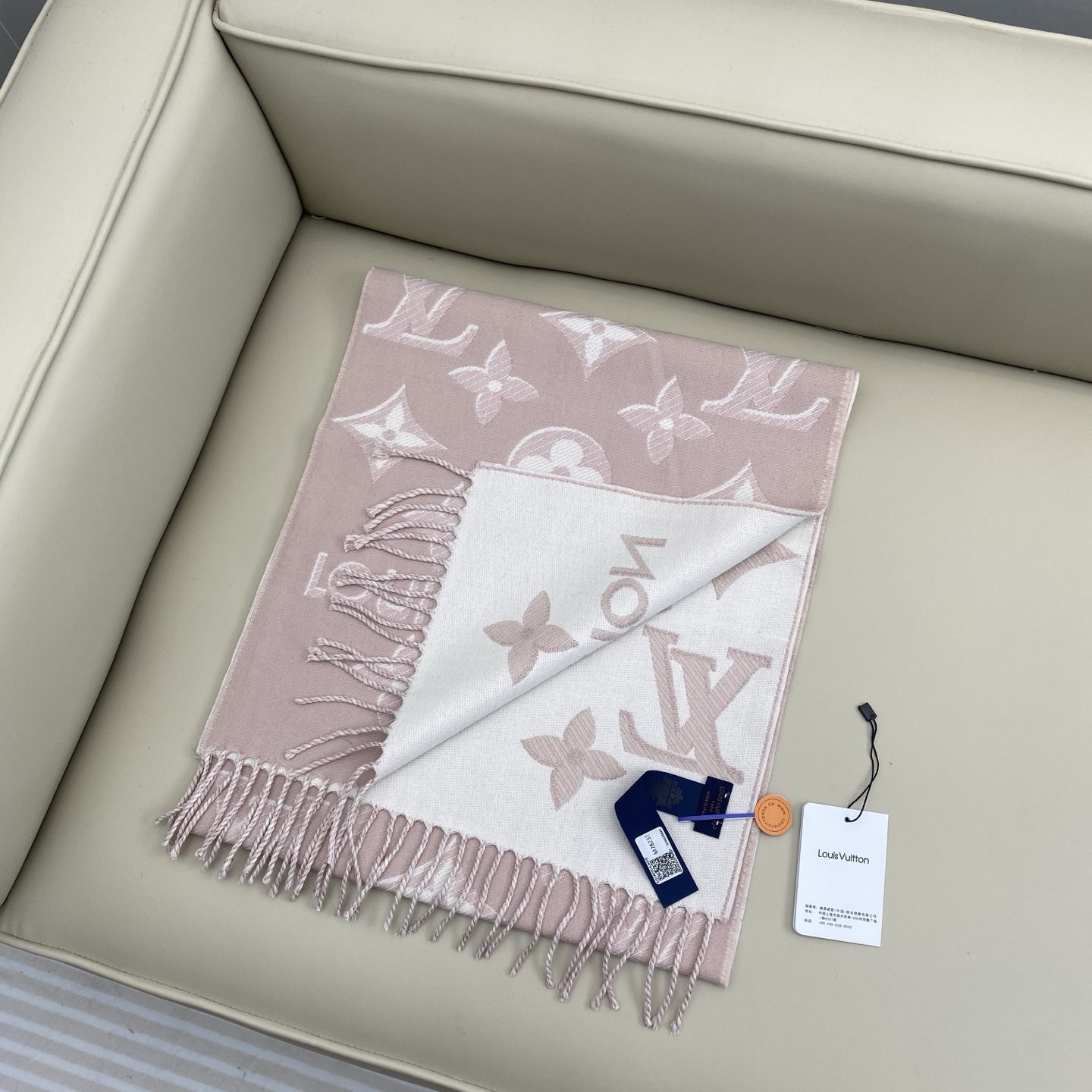 驴牌#【3D立体围巾】经典Monogram 图案以双logo重叠设计呈现瞩目 3D 效果 设计新颖时尚 