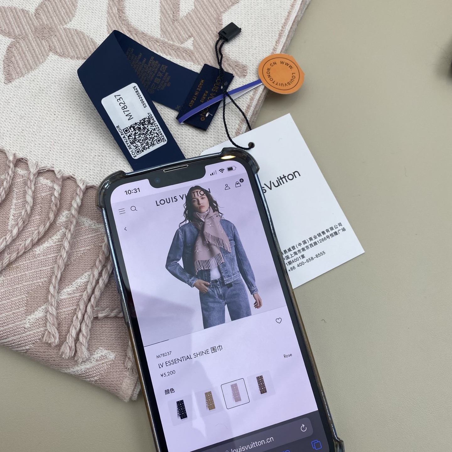 驴牌#【3D立体围巾】经典Monogram 图案以双logo重叠设计呈现瞩目 3D 效果 设计新颖时尚 