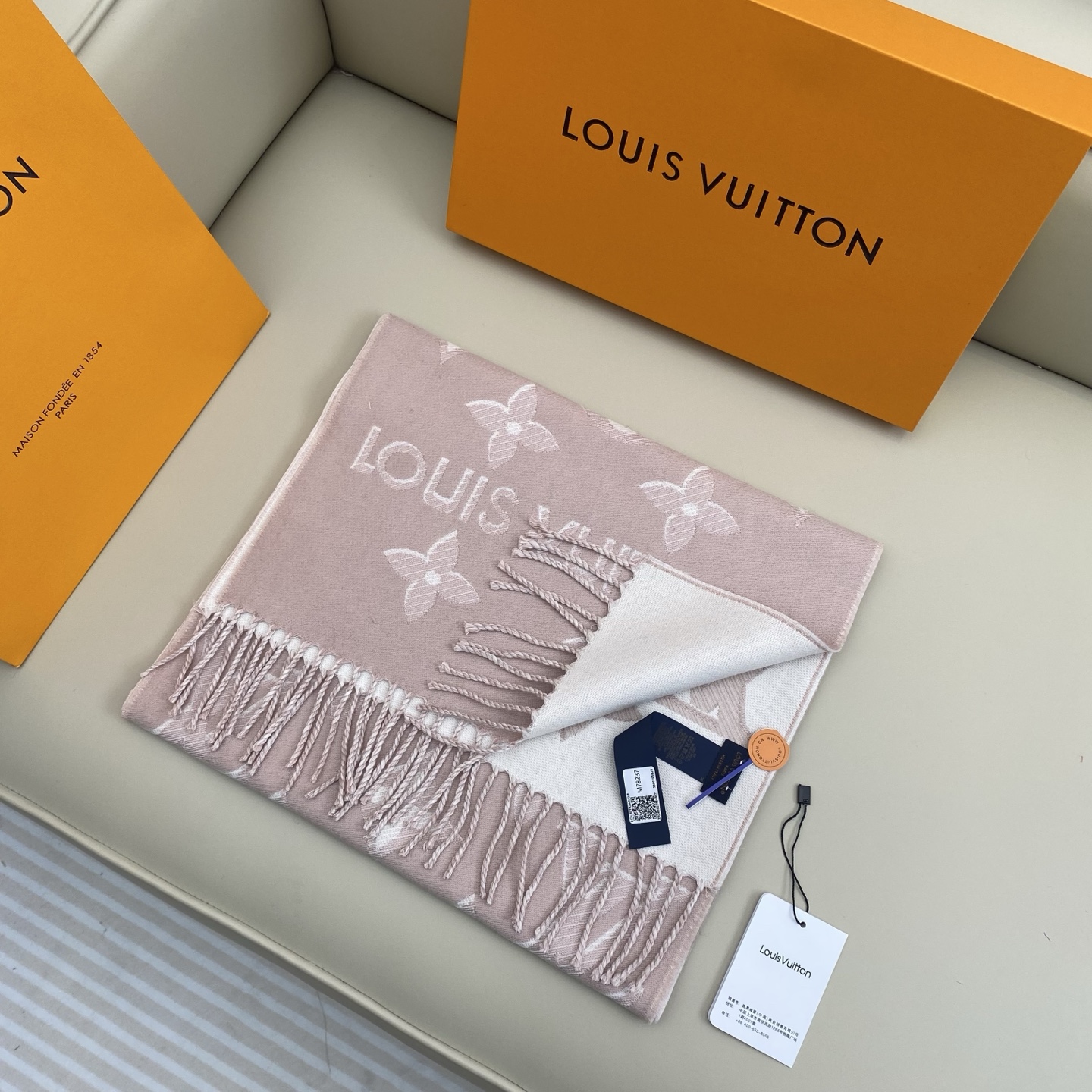 驴牌#【3D立体围巾】经典Monogram 图案以双logo重叠设计呈现瞩目 3D 效果 设计新颖时尚 