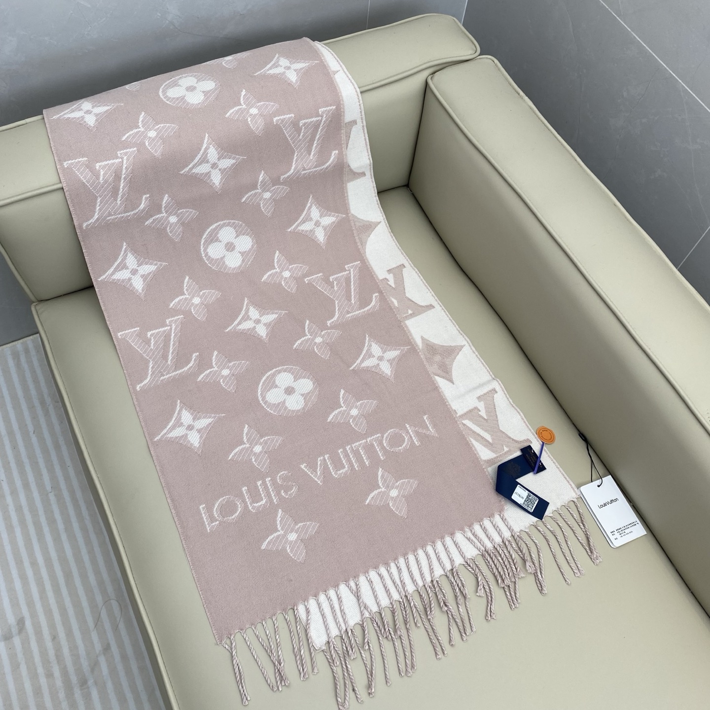 驴牌#【3D立体围巾】经典Monogram 图案以双logo重叠设计呈现瞩目 3D 效果 设计新颖时尚 