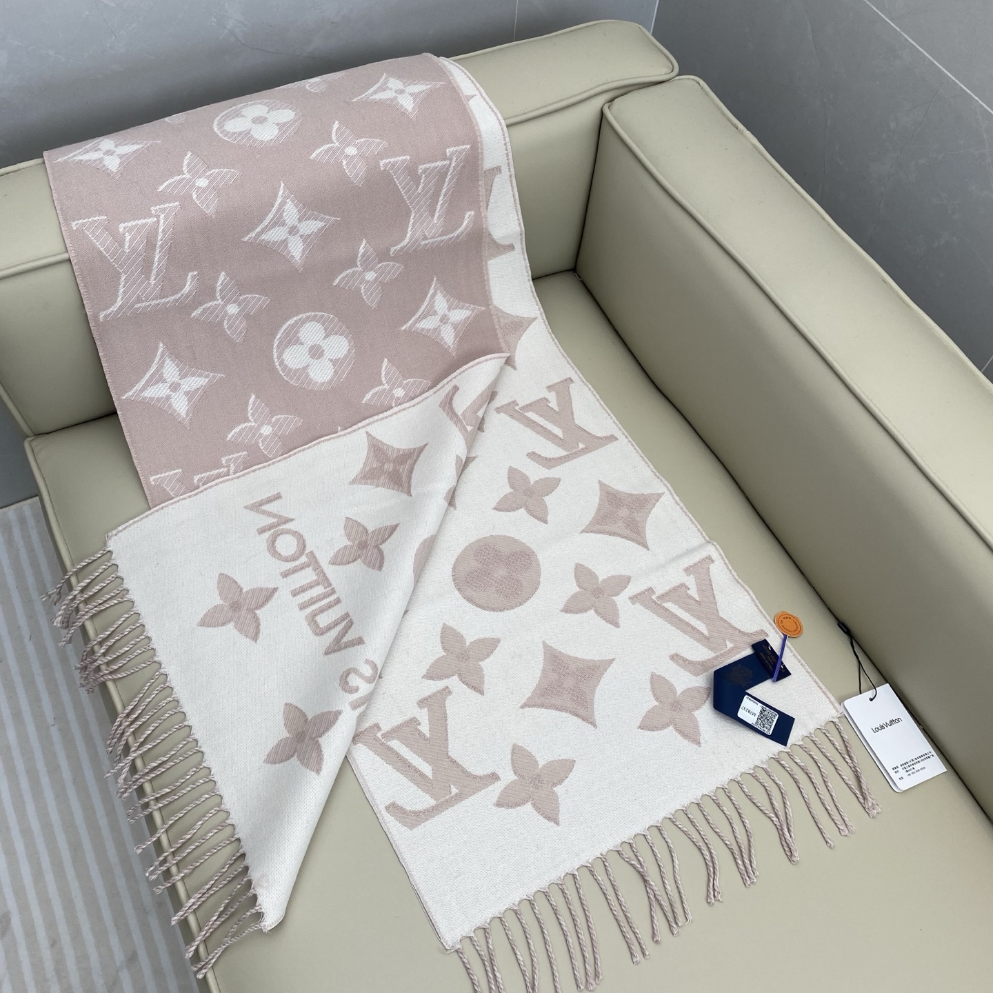 驴牌#【3D立体围巾】经典Monogram 图案以双logo重叠设计呈现瞩目 3D 效果 设计新颖时尚 