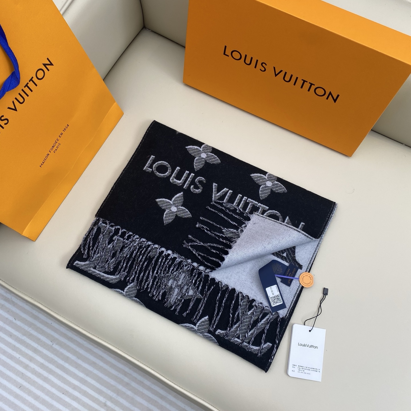 驴牌#【3D立体围巾】经典Monogram 图案以双logo重叠设计呈现瞩目 3D 效果 设计新颖时尚 