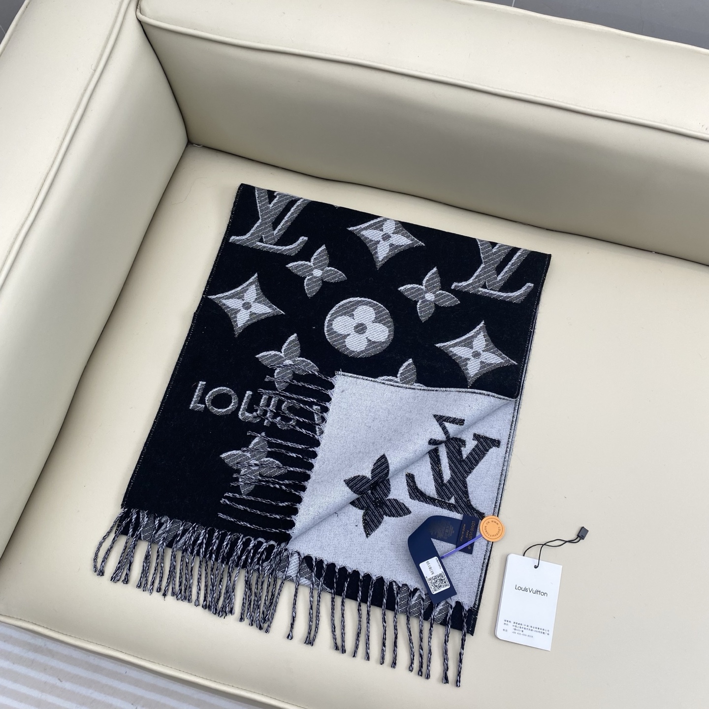 驴牌#【3D立体围巾】经典Monogram 图案以双logo重叠设计呈现瞩目 3D 效果 设计新颖时尚 