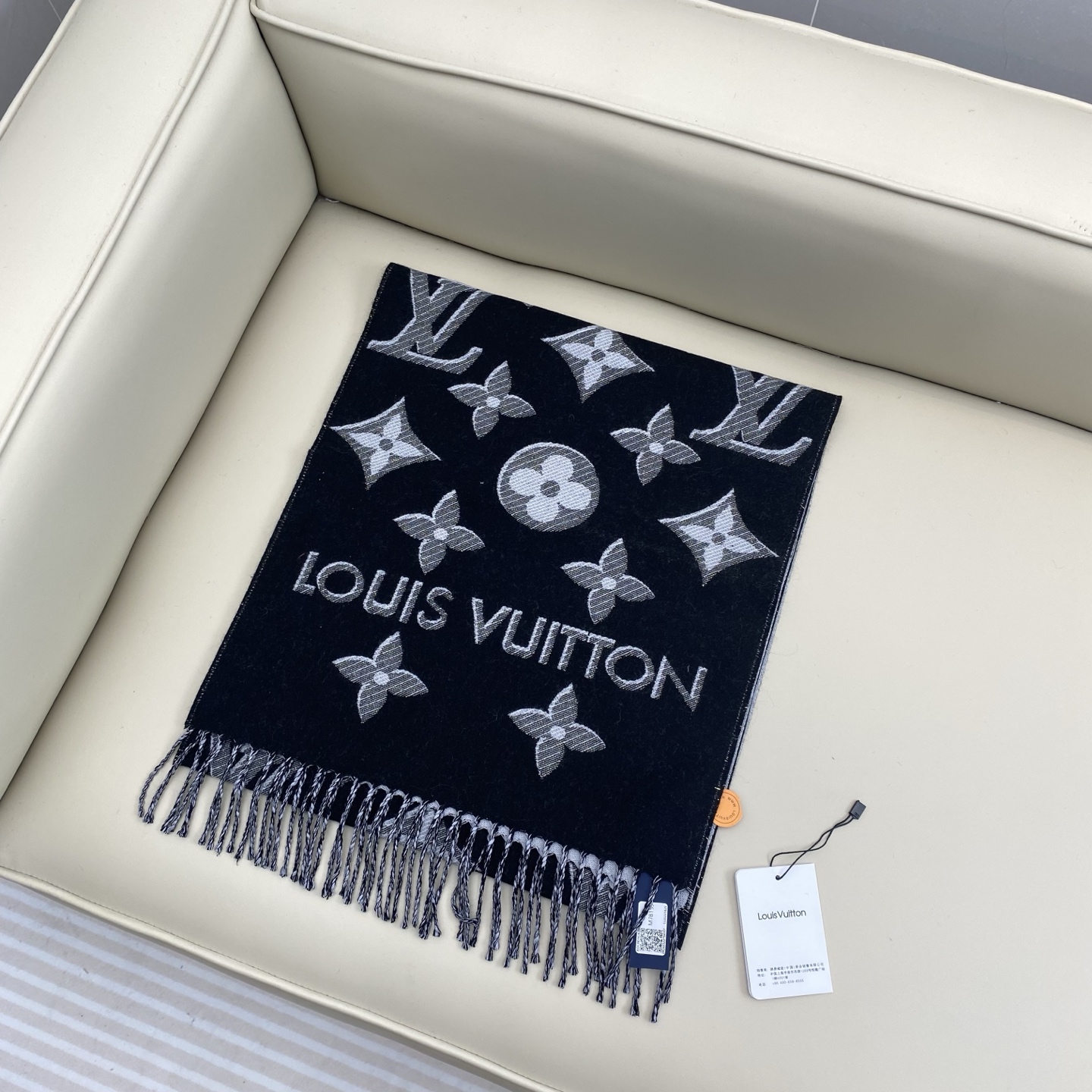 驴牌#【3D立体围巾】经典Monogram 图案以双logo重叠设计呈现瞩目 3D 效果 设计新颖时尚 