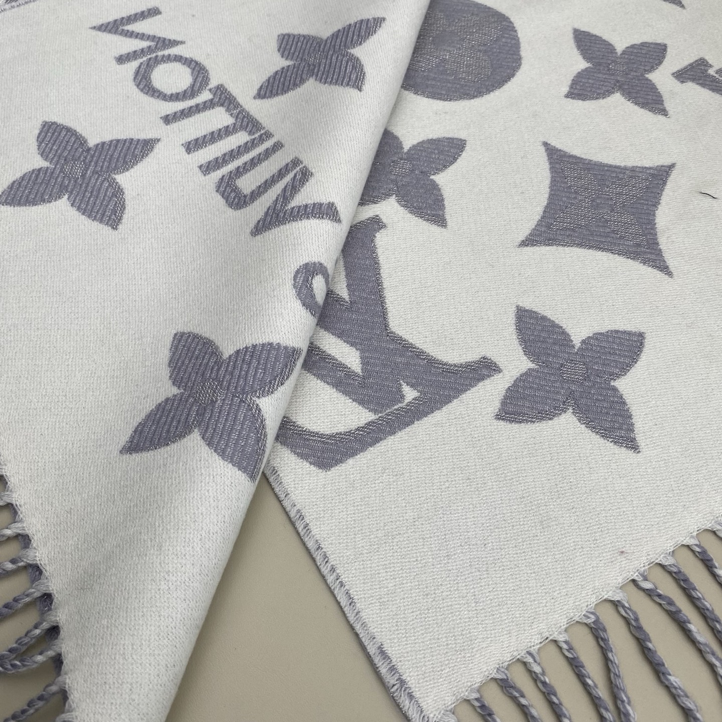 驴牌#【3D立体围巾】经典Monogram 图案以双logo重叠设计呈现瞩目 3D 效果 设计新颖时尚 