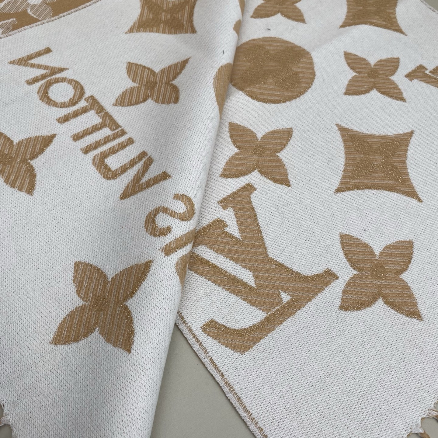 驴牌#【3D立体围巾】经典Monogram 图案以双logo重叠设计呈现瞩目 3D 效果 设计新颖时尚 