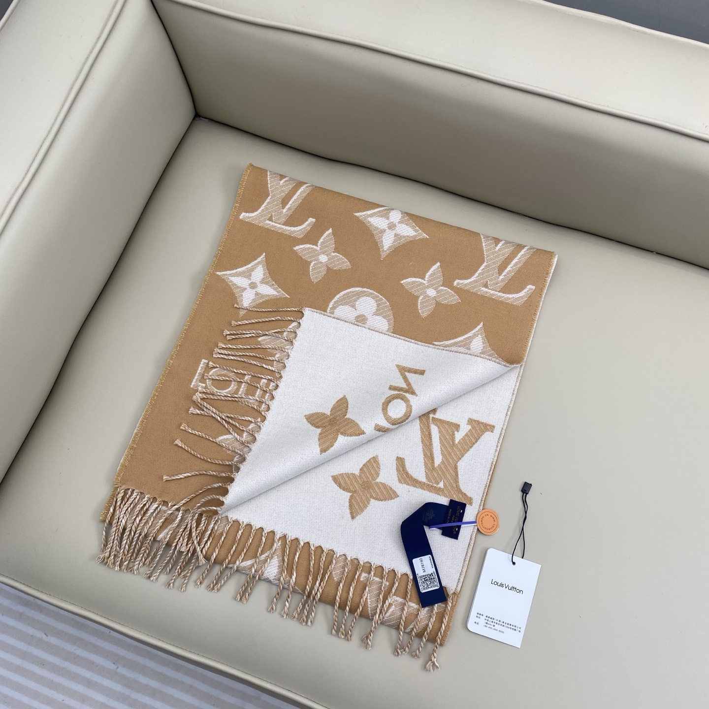 驴牌#【3D立体围巾】经典Monogram 图案以双logo重叠设计呈现瞩目 3D 效果 设计新颖时尚 