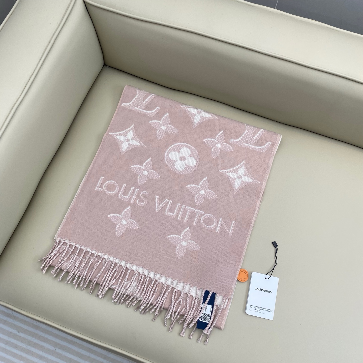 驴牌#【3D立体围巾】经典Monogram 图案以双logo重叠设计呈现瞩目 3D 效果 设计新颖时尚 