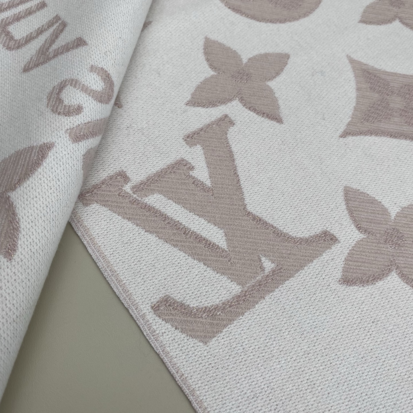 驴牌#【3D立体围巾】经典Monogram 图案以双logo重叠设计呈现瞩目 3D 效果 设计新颖时尚 