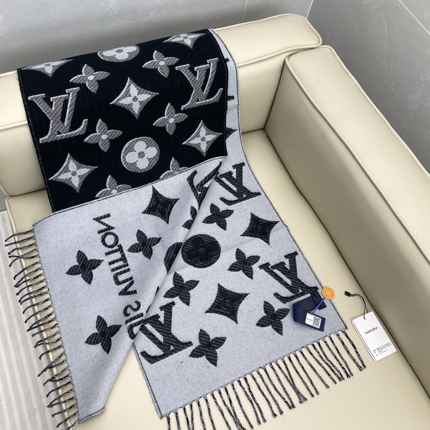 驴牌#【3D立体围巾】经典Monogram 图案以双logo重叠设计呈现瞩目 3D 效果 设计新颖时尚 