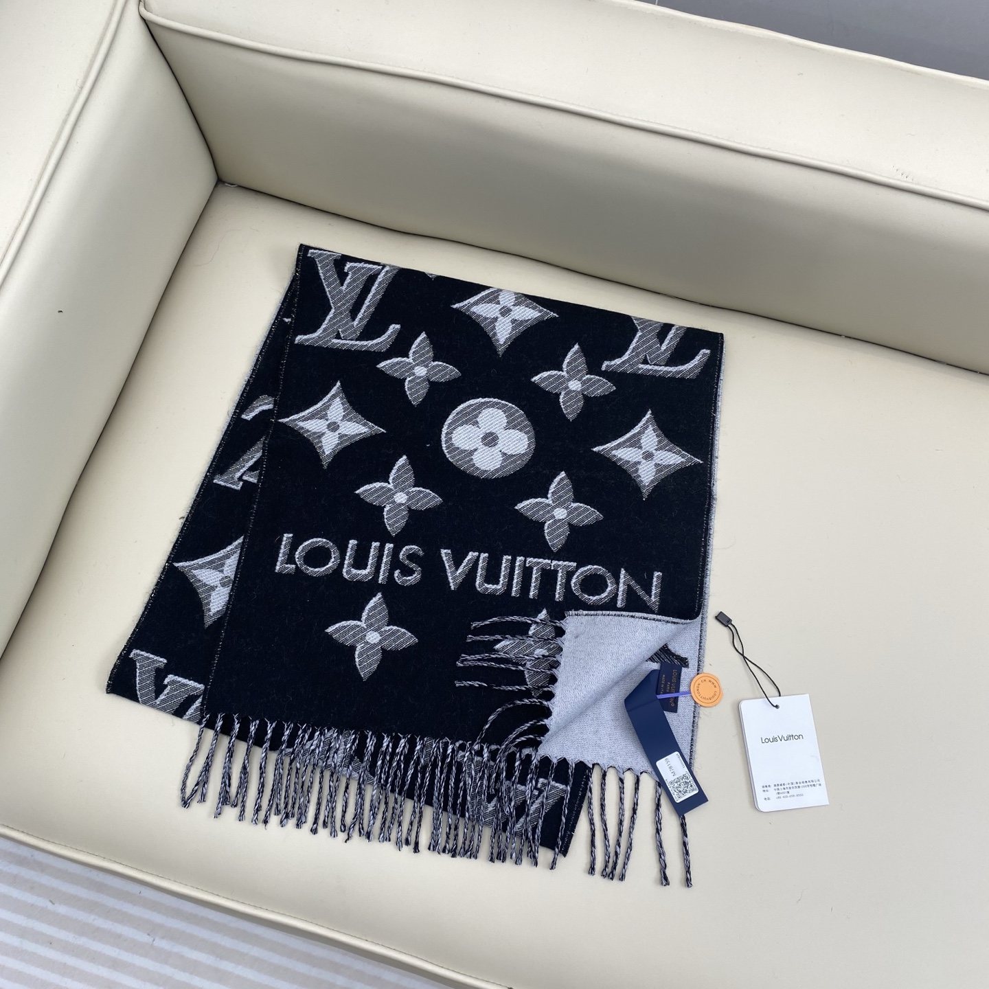 驴牌#【3D立体围巾】经典Monogram 图案以双logo重叠设计呈现瞩目 3D 效果 设计新颖时尚 