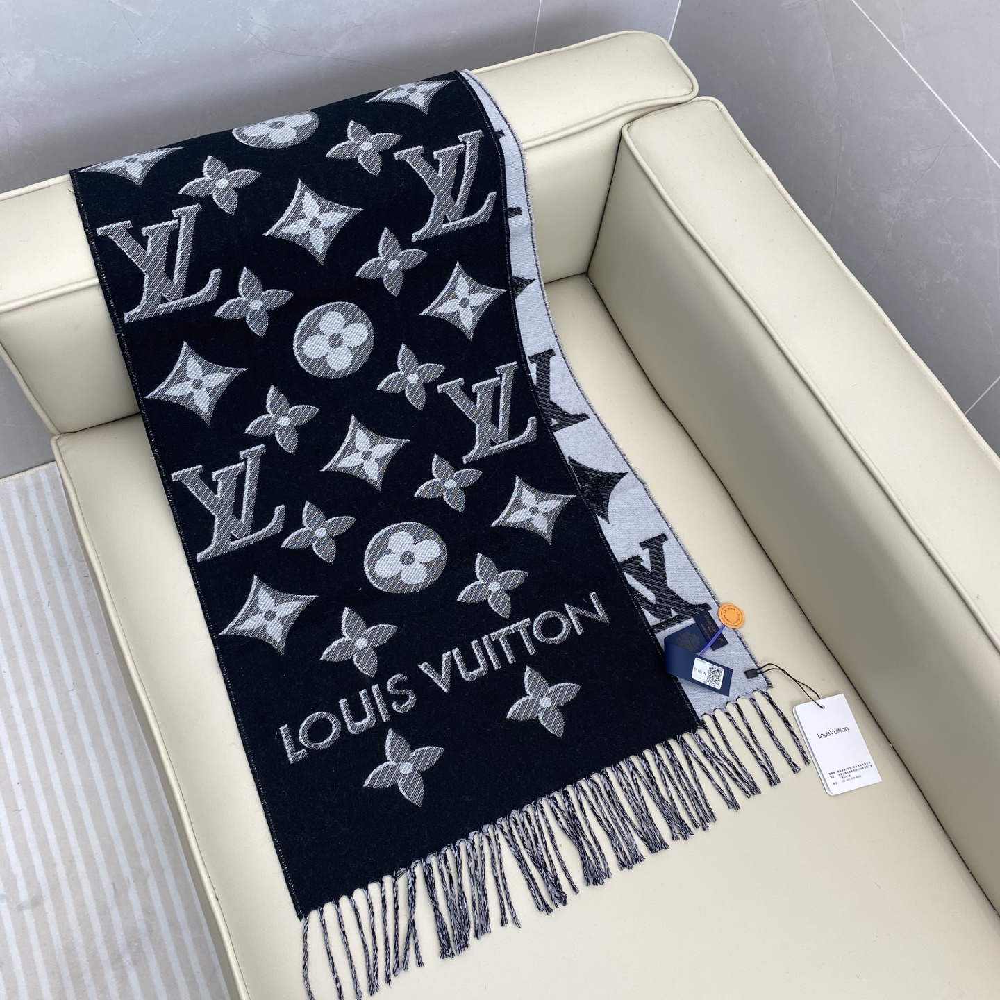 驴牌#【3D立体围巾】经典Monogram 图案以双logo重叠设计呈现瞩目 3D 效果 设计新颖时尚 