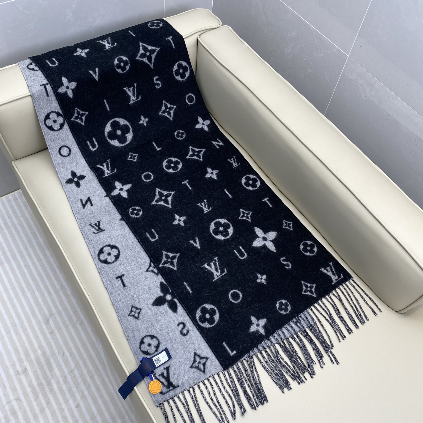 Reykjavik 2.0 围巾为柔软山羊绒标注 Monogram 花卉和 LV 字母，其间点缀品牌名称