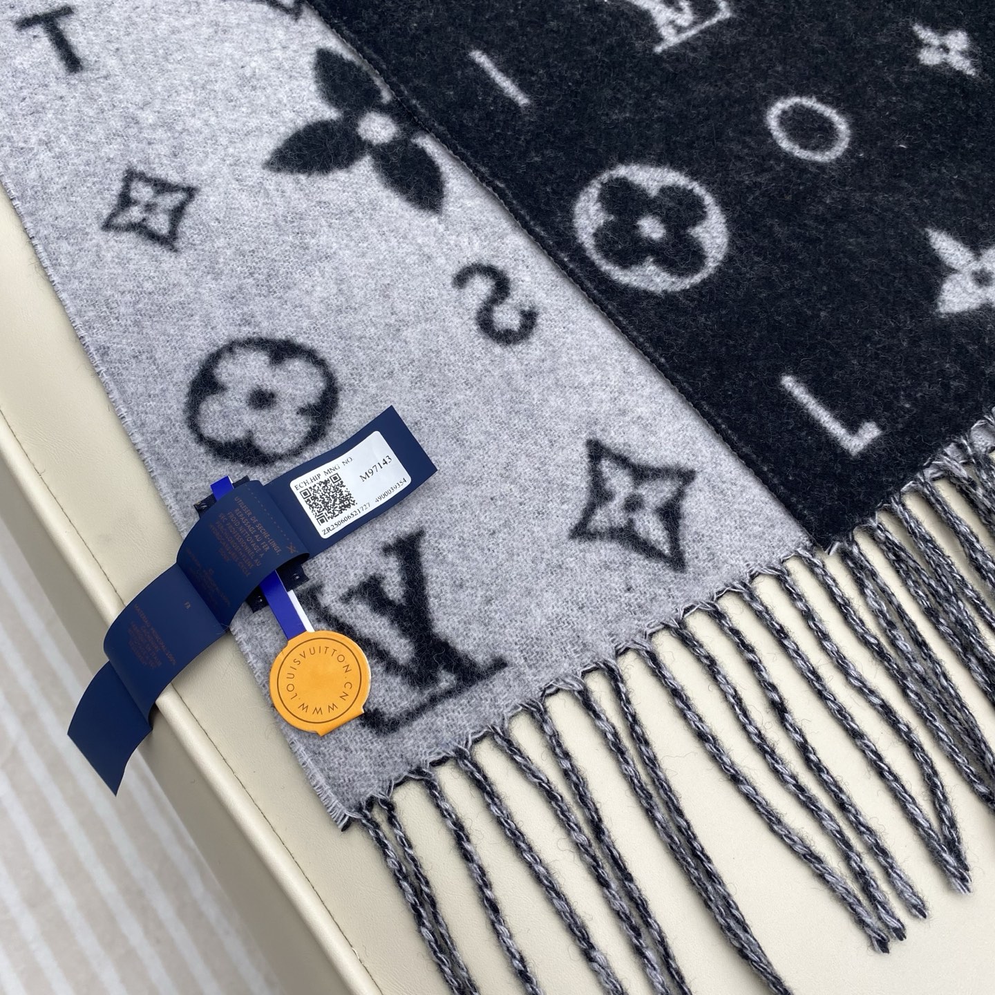 Reykjavik 2.0 围巾为柔软山羊绒标注 Monogram 花卉和 LV 字母，其间点缀品牌名称