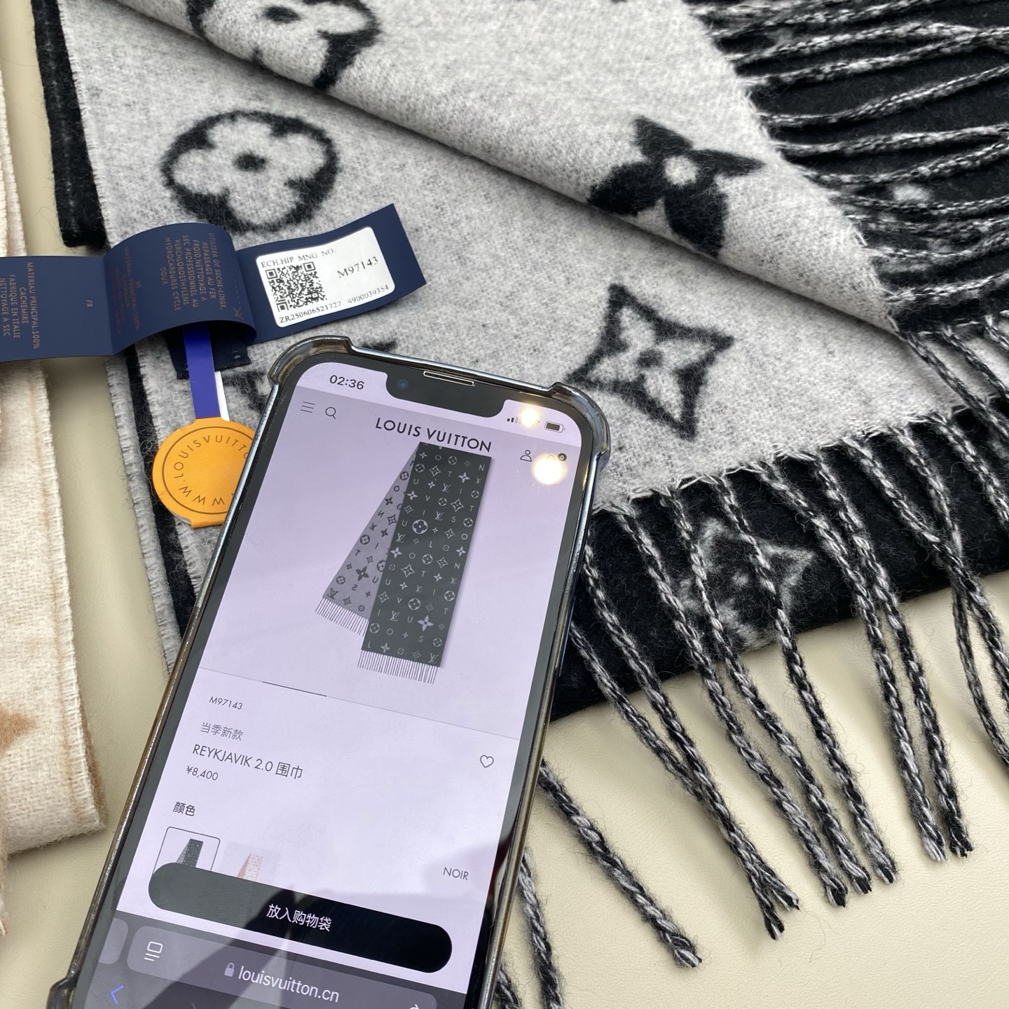 Reykjavik 2.0 围巾为柔软山羊绒标注 Monogram 花卉和 LV 字母，其间点缀品牌名称