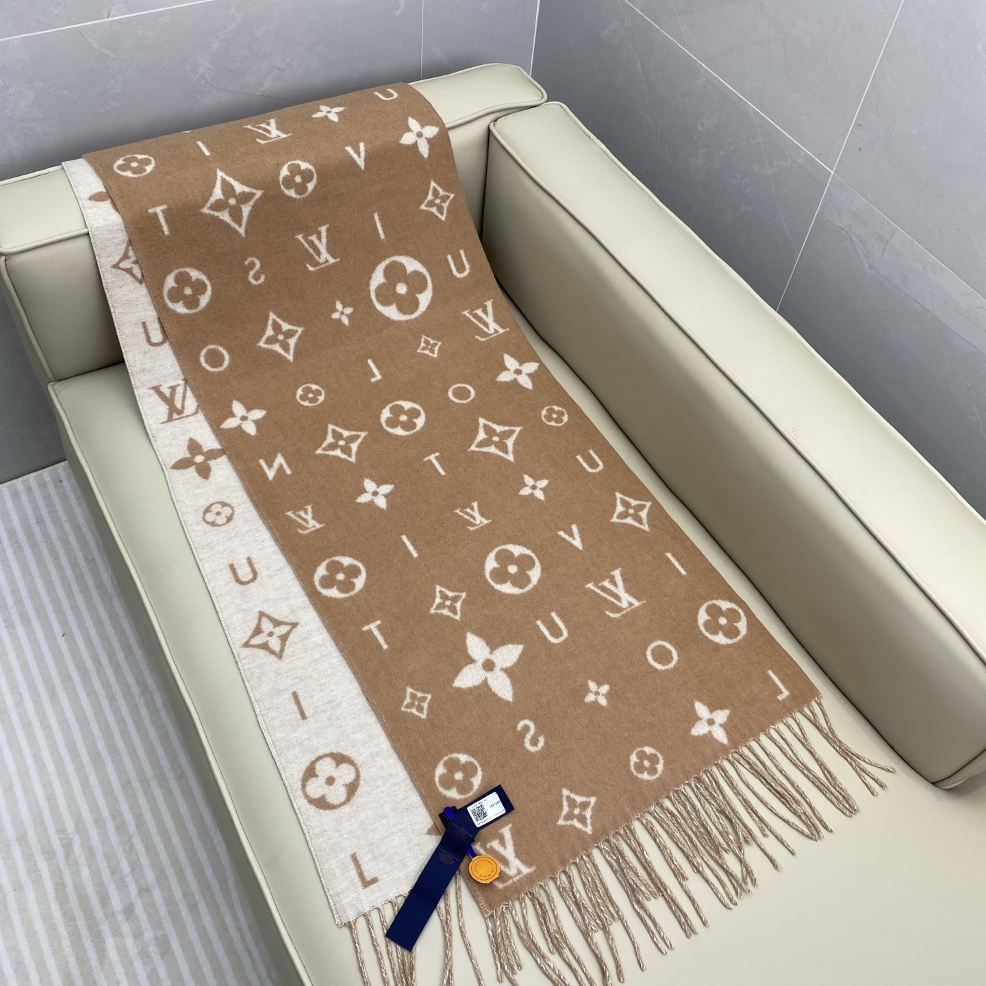 Reykjavik 2.0 围巾为柔软山羊绒标注 Monogram 花卉和 LV 字母，其间点缀品牌名称