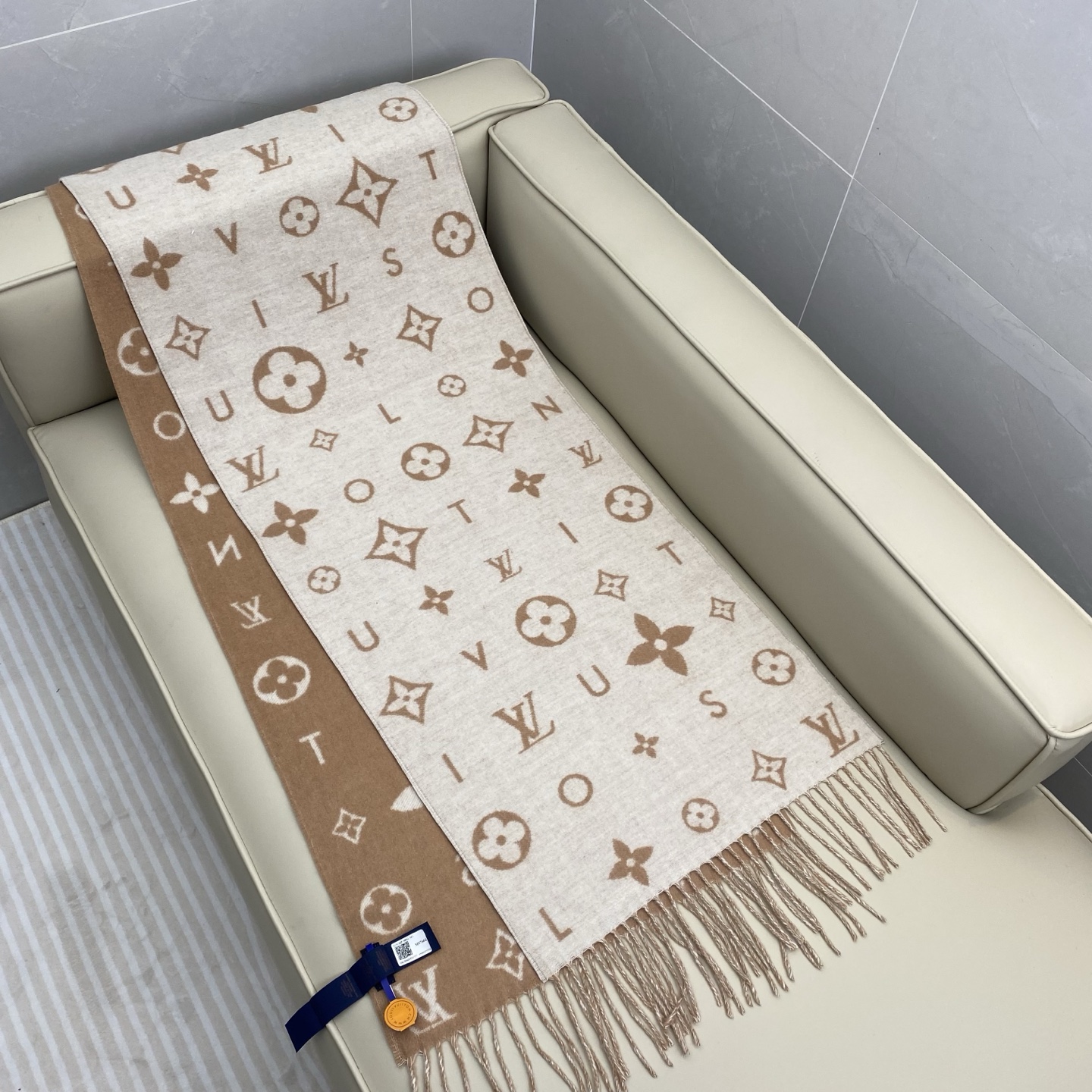 Reykjavik 2.0 围巾为柔软山羊绒标注 Monogram 花卉和 LV 字母，其间点缀品牌名称