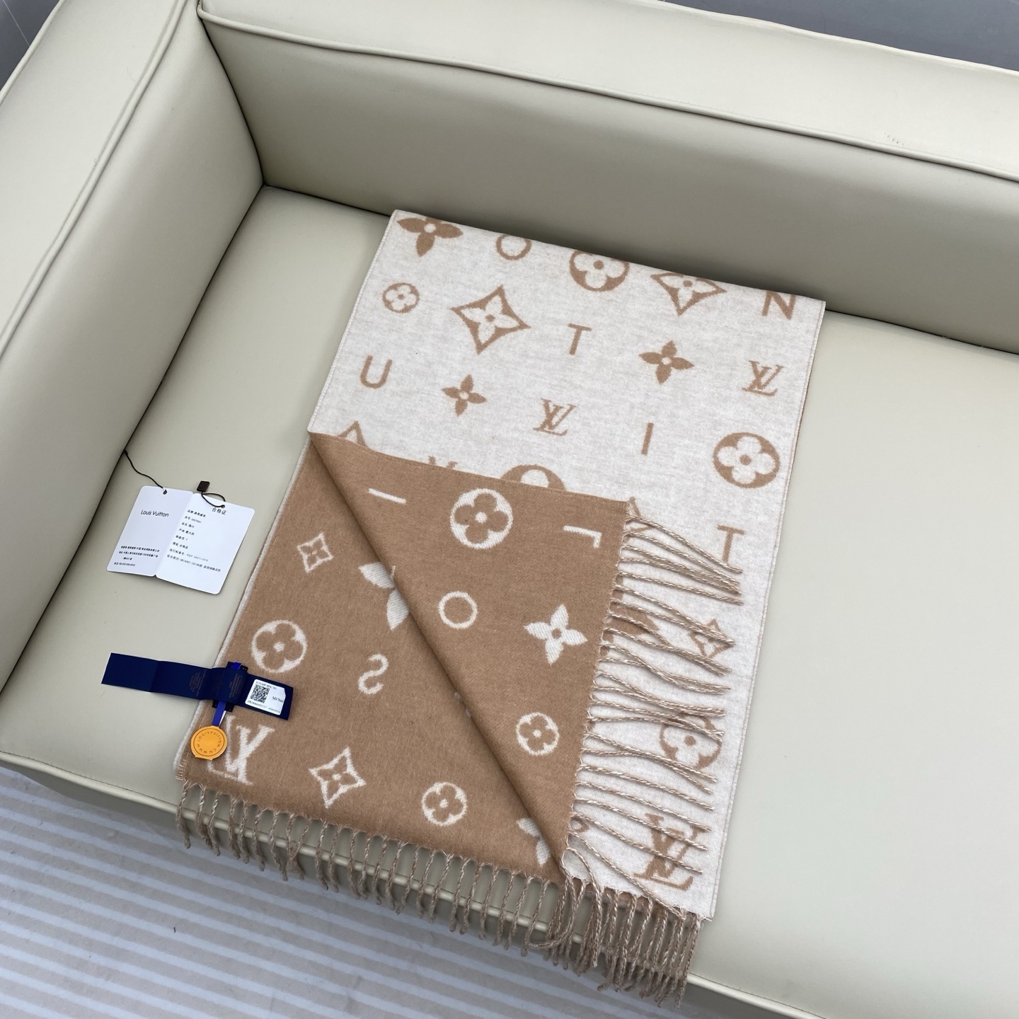 Reykjavik 2.0 围巾为柔软山羊绒标注 Monogram 花卉和 LV 字母，其间点缀品牌名称